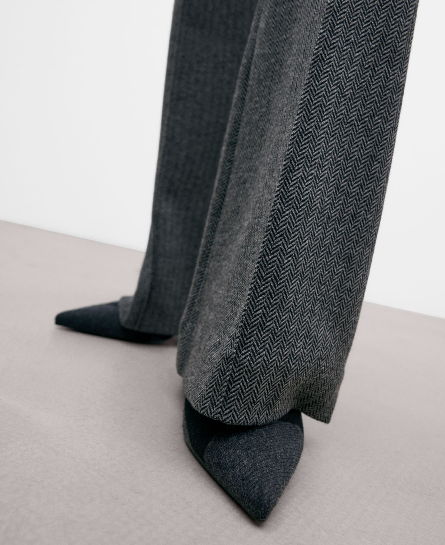 Grey straight cut trousers for women image number 3