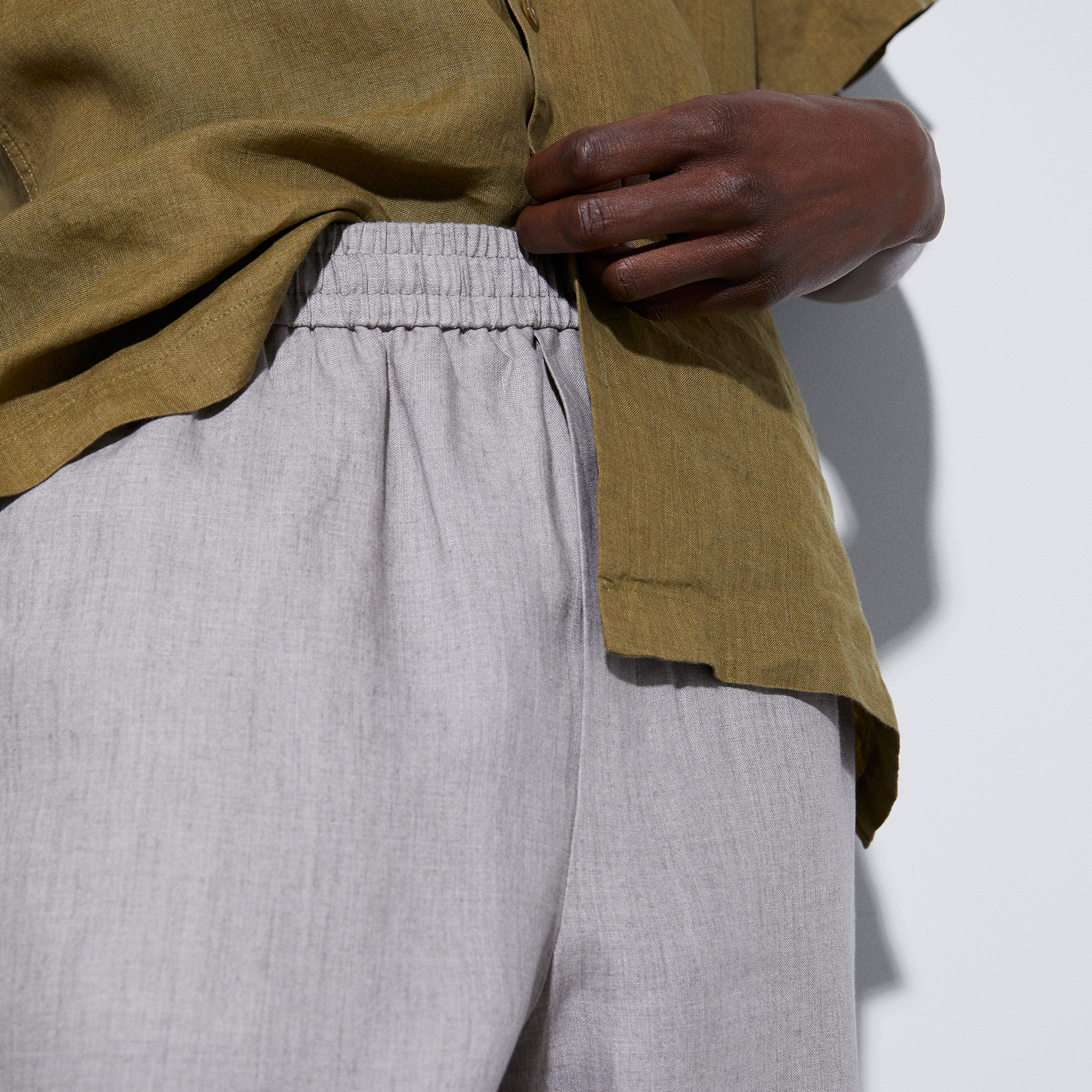 Pantalón elástico en lino responsable image number 3