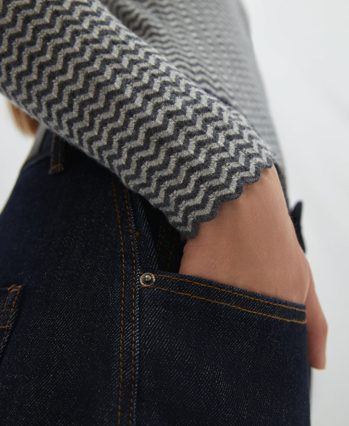 V-neck herringbone jacquard sweater image number 3