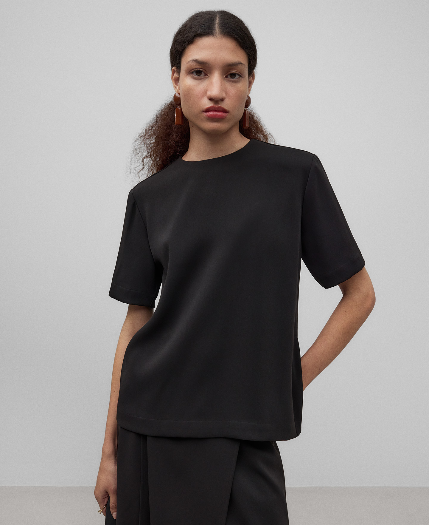 Straight black top woman image number 0