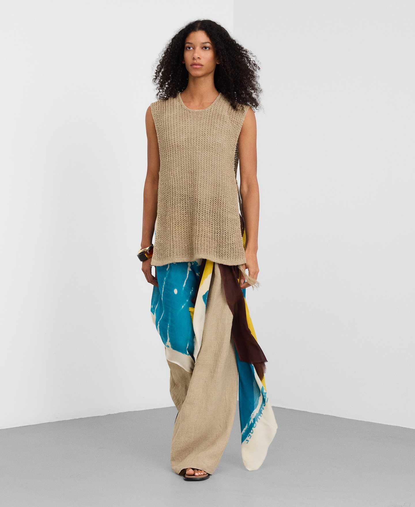 Chal estampado manchas image number 3