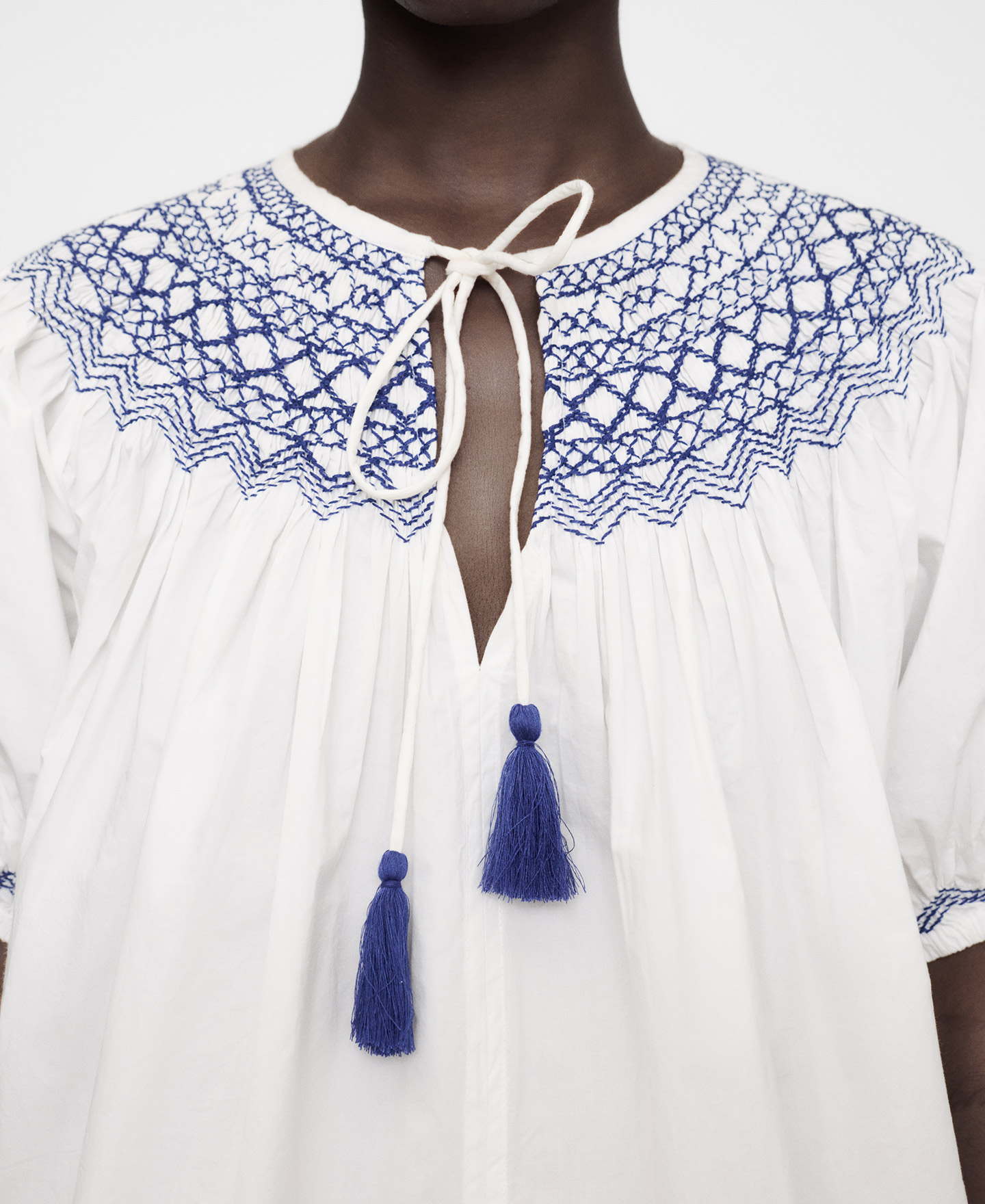 Blusa nido de abeja borlas image number 3