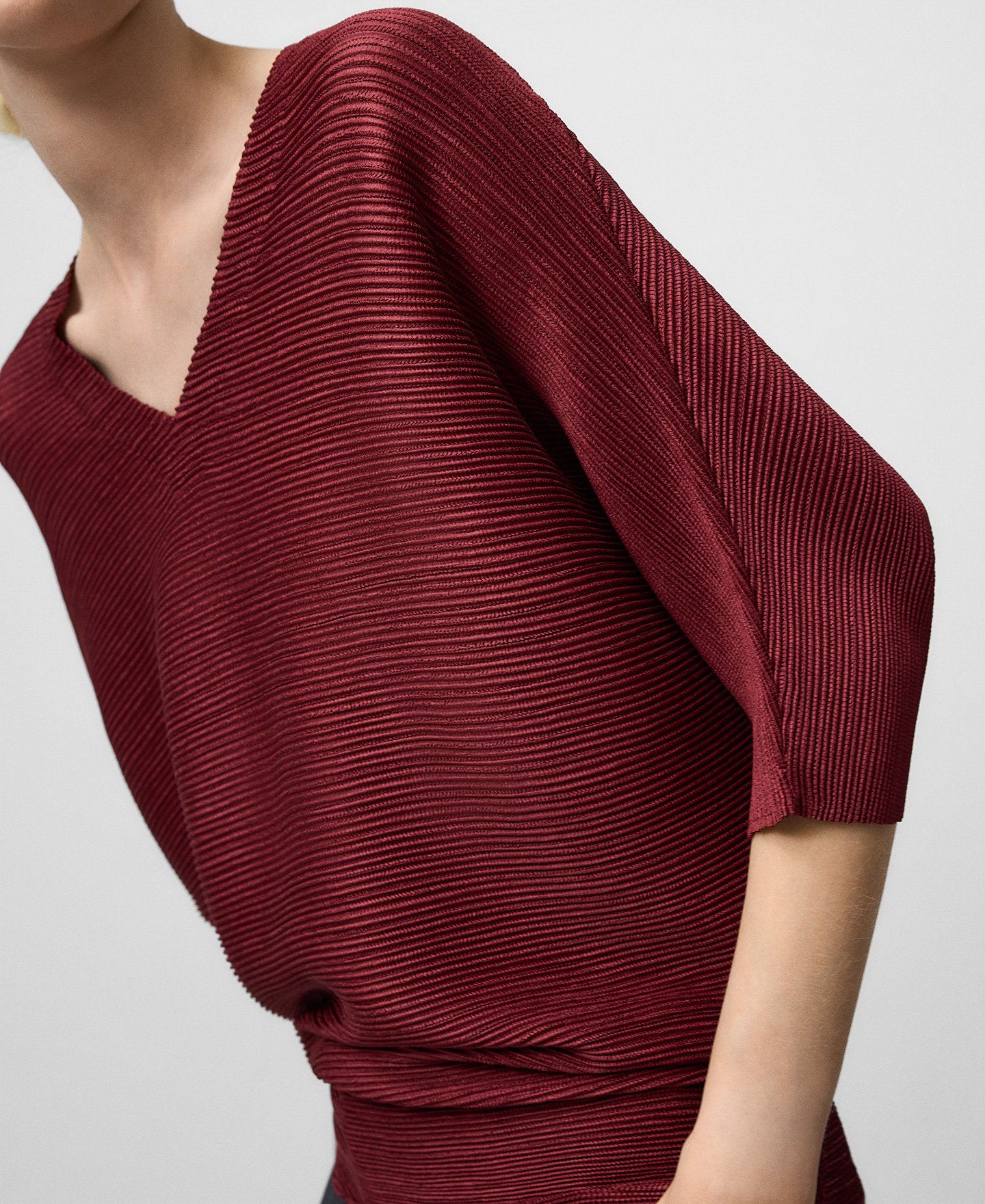 V-neck crinkle top woman image number 3