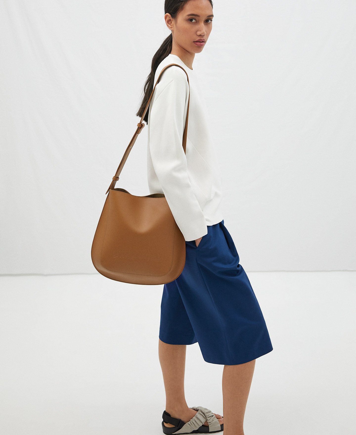 Bovine leather shoulder bag image number 3