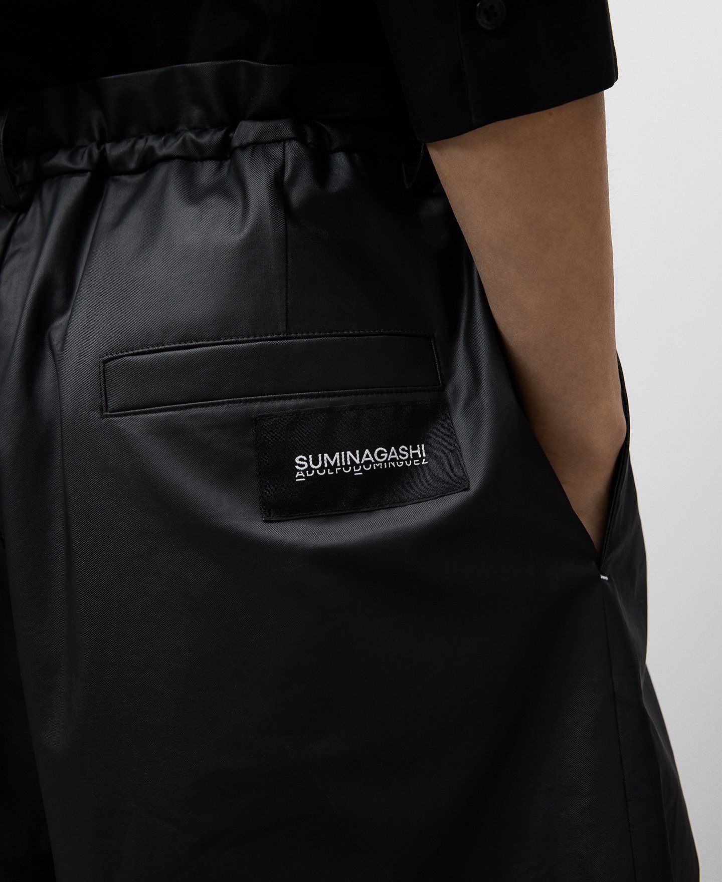 Bermuda negra relaxed fit hombre image number 4