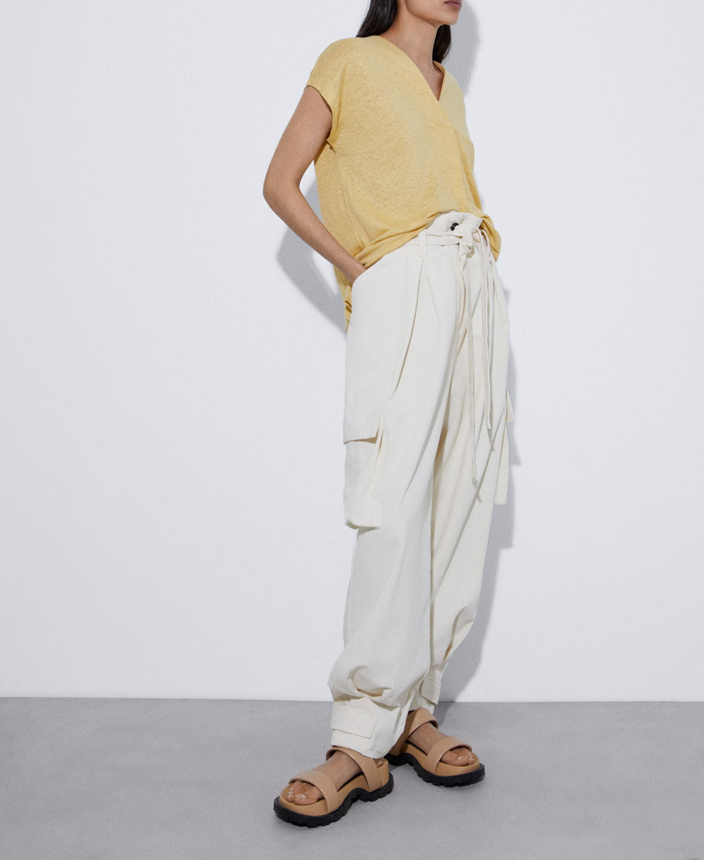 V-neck linen t-shirt image number 1