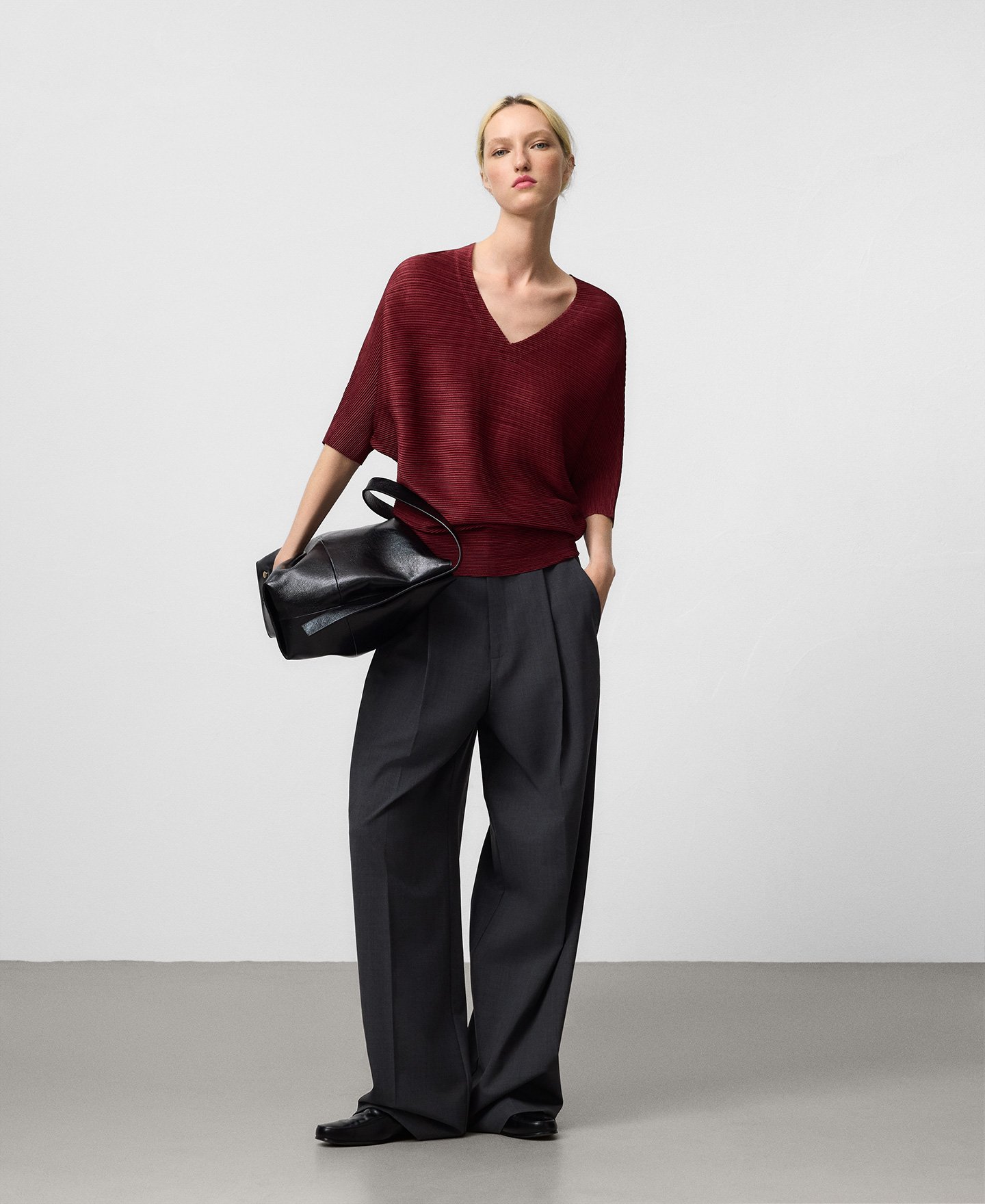 V-neck crinkle top woman image number 1