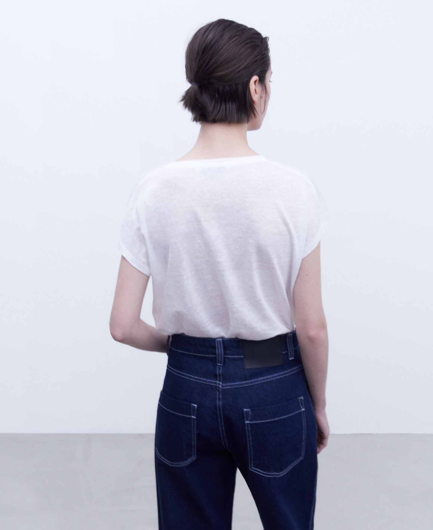V-neckline linen T-shirt image number 2