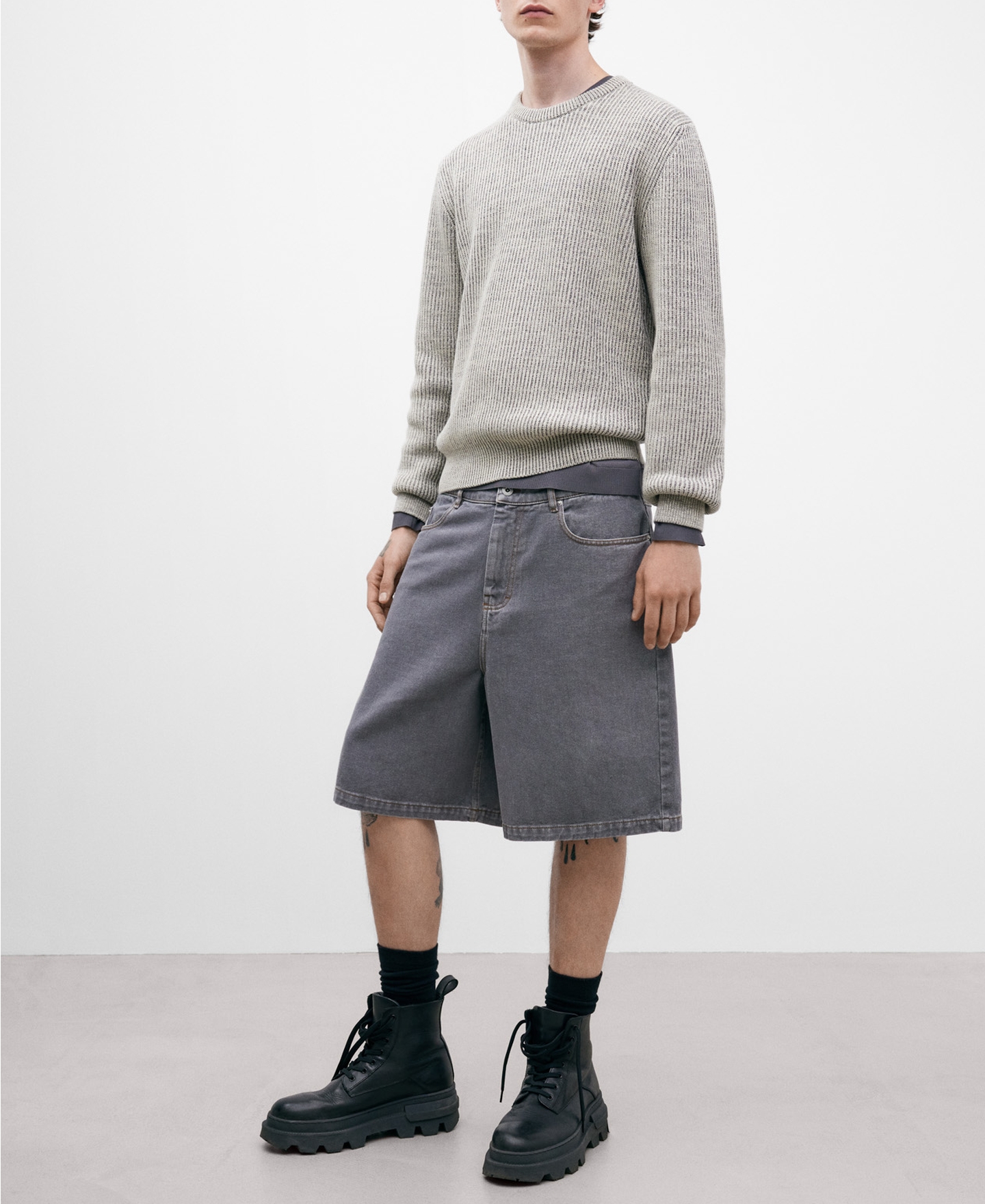 Two-tone ribbed crew neck sweater image number 1