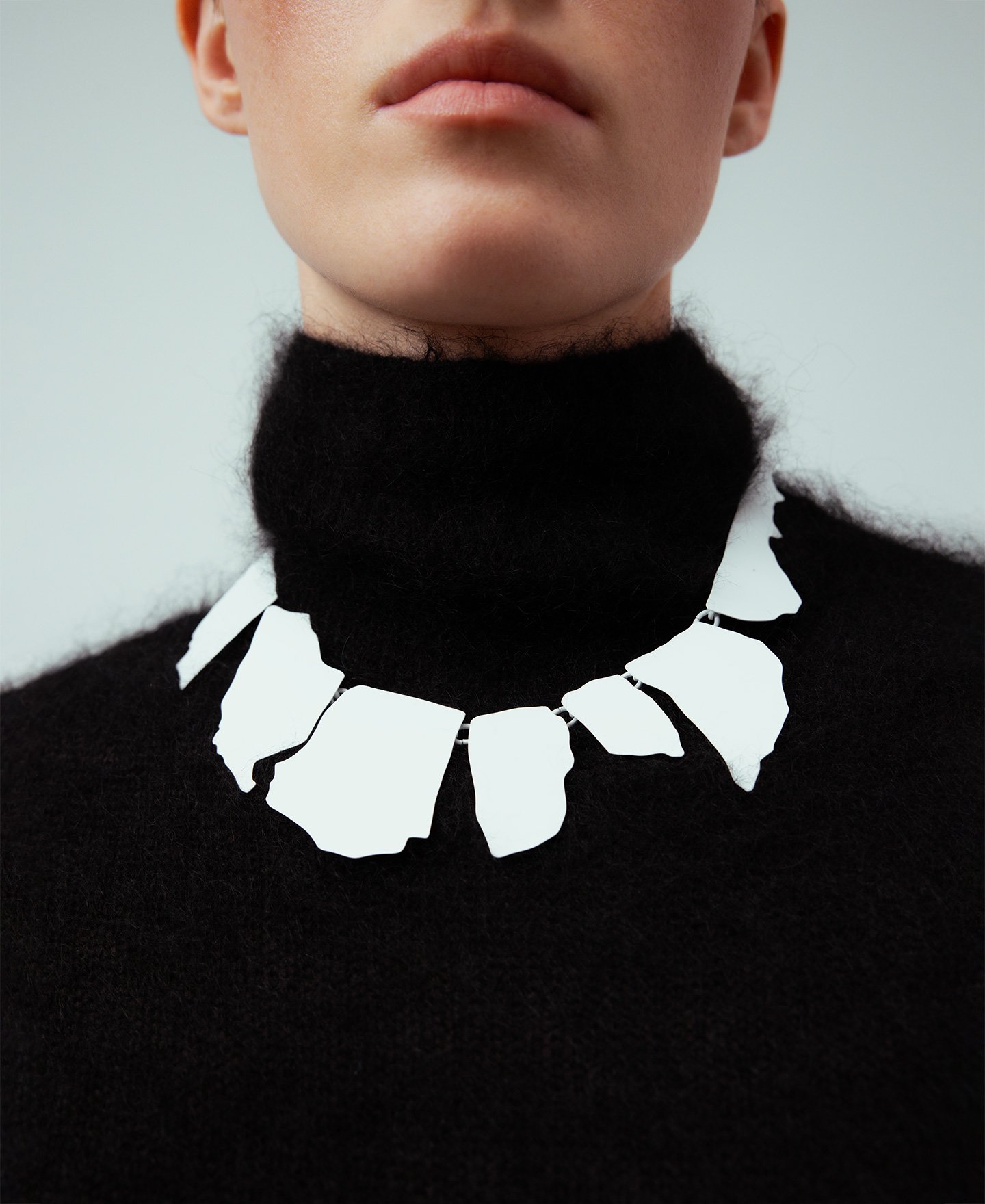 Lacquered metal plates necklace woman image number 4