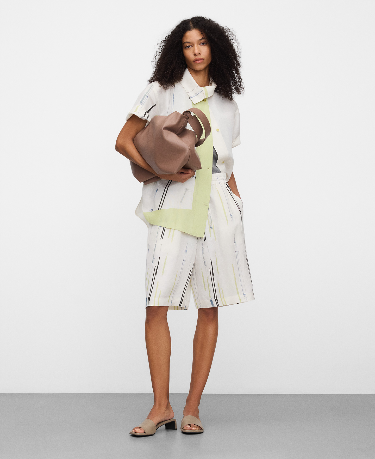 Camisa oversize asim&eacute;trica estampada image number 1