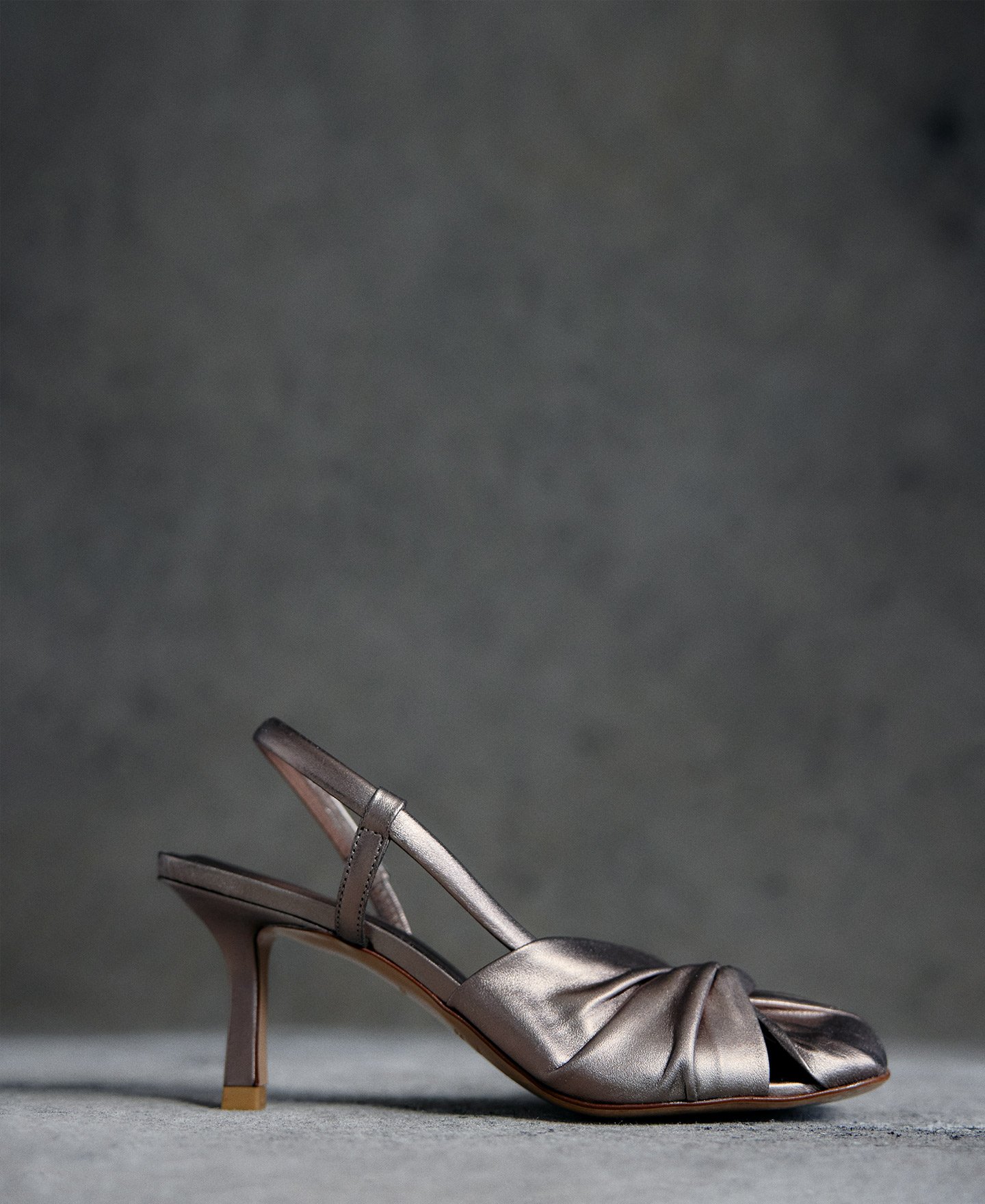 Ruched leather heeled shoe woman image number 3