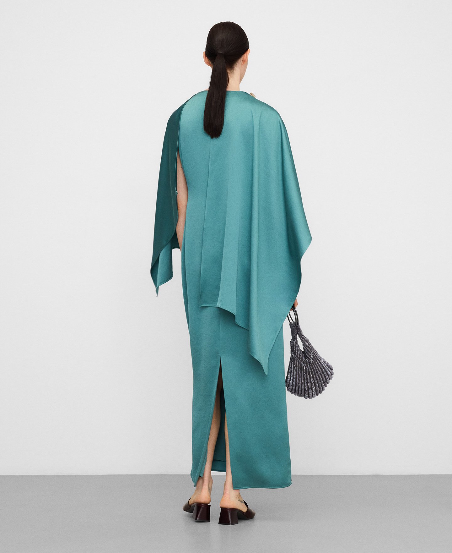 Vestido largo satinado con chal image number 2