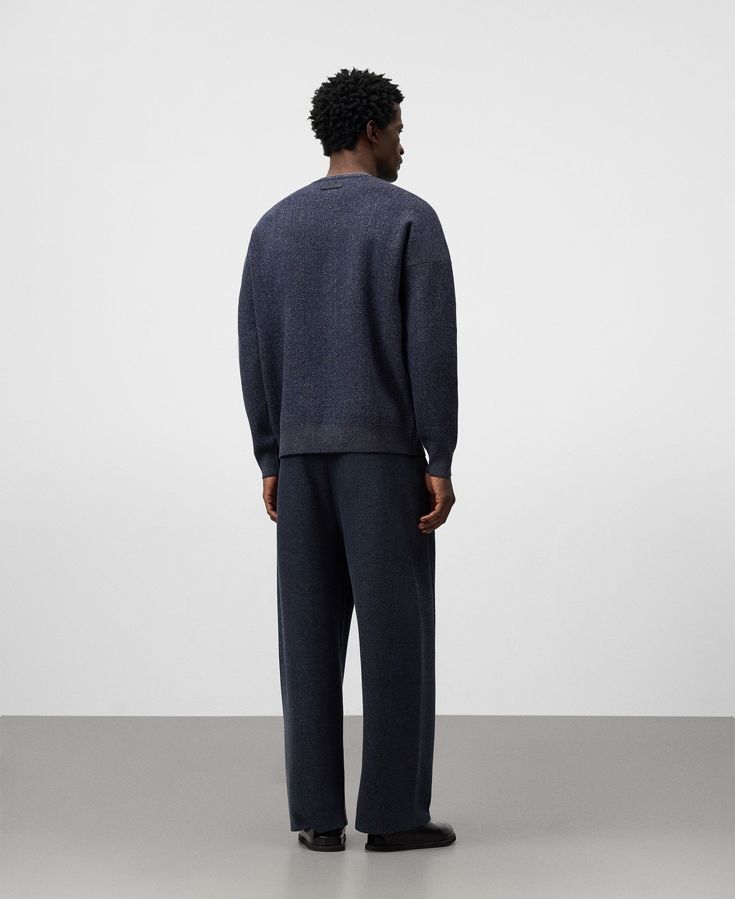 Barrel fit trousers man image number 2