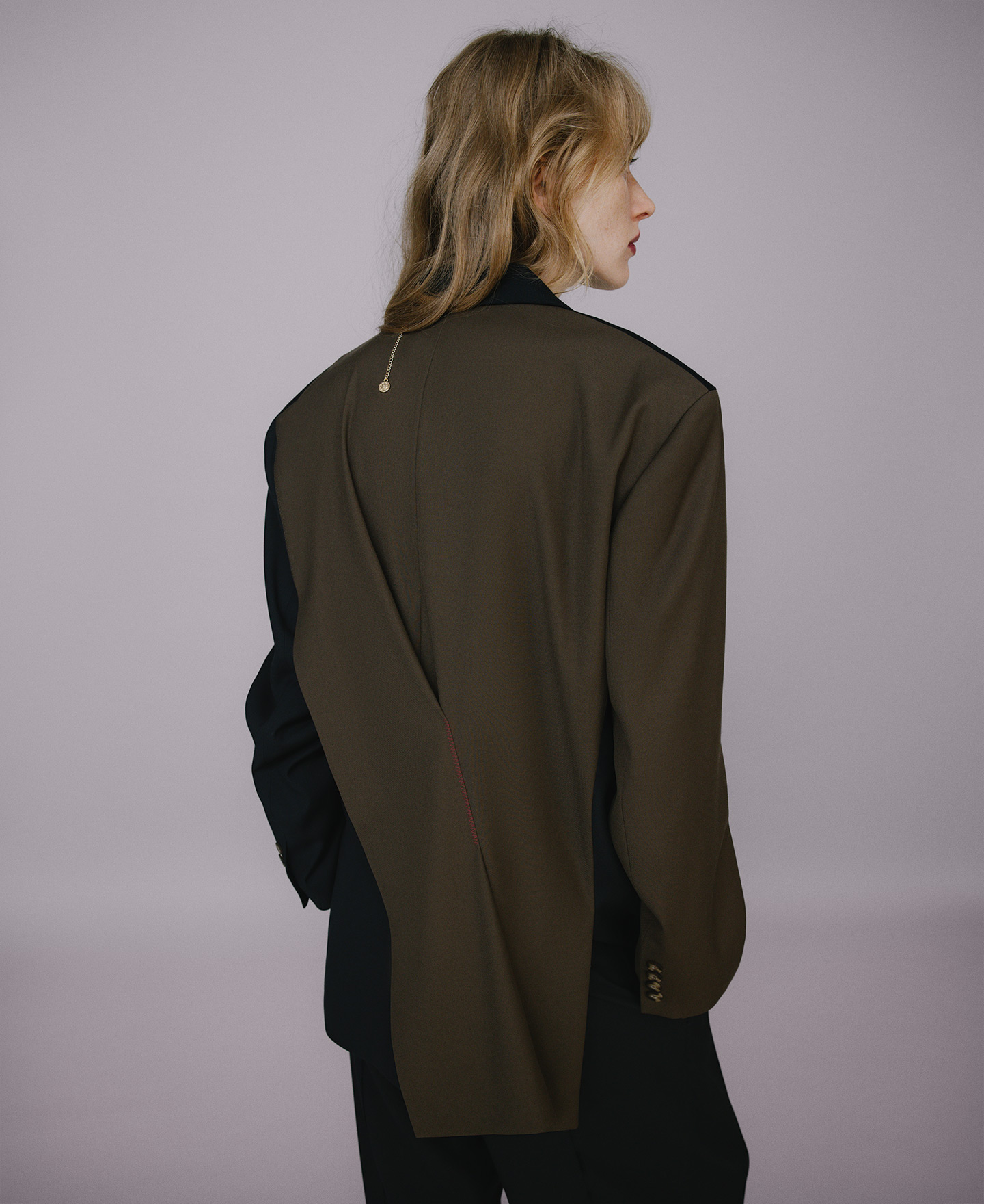 Blazer bicolor pieza superpuesta mujer image number 3