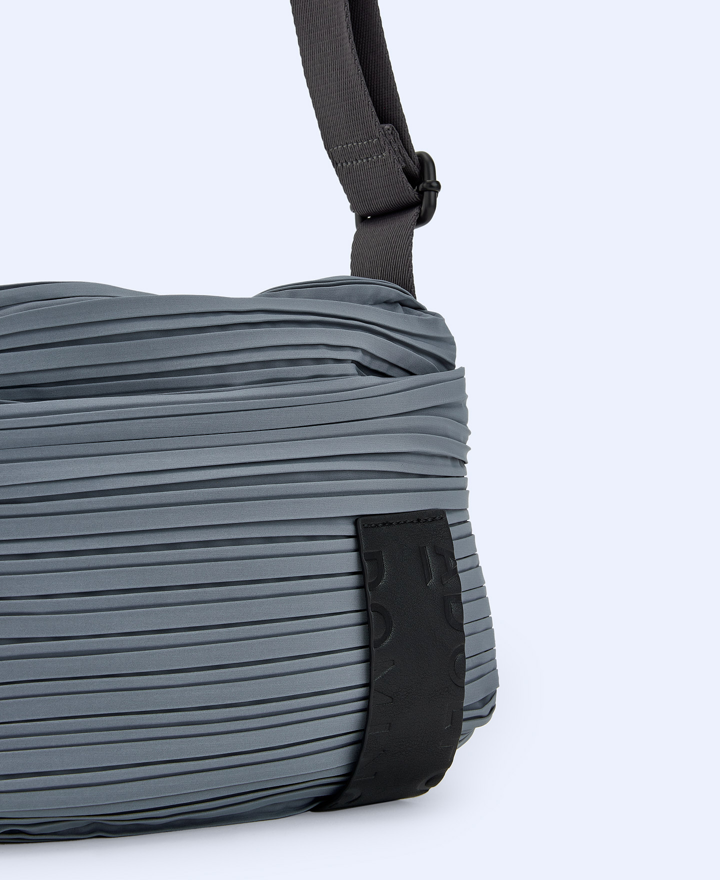Recycled crinkle medium shoulder bag image number 2