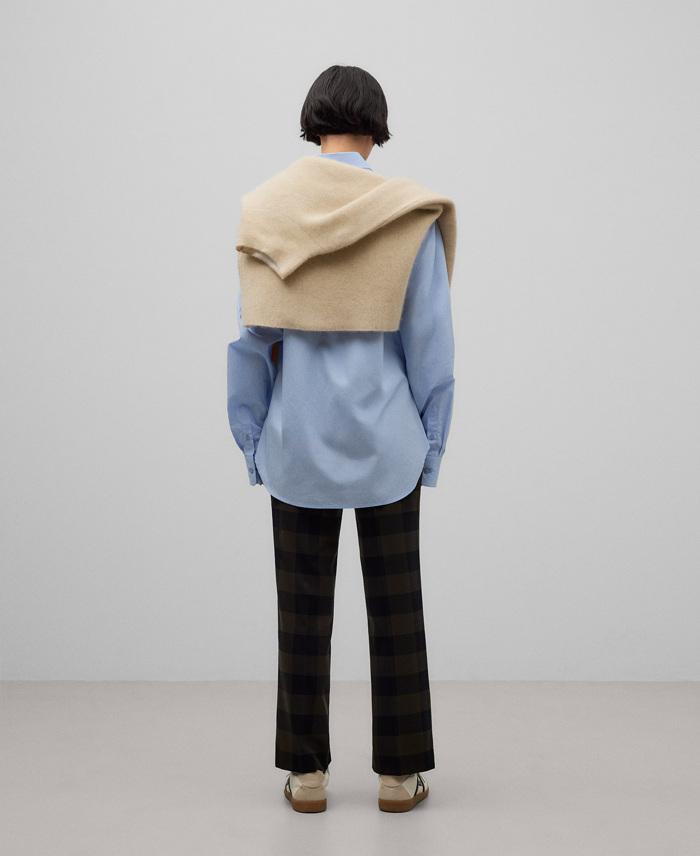 Checkered trousers woman image number 2