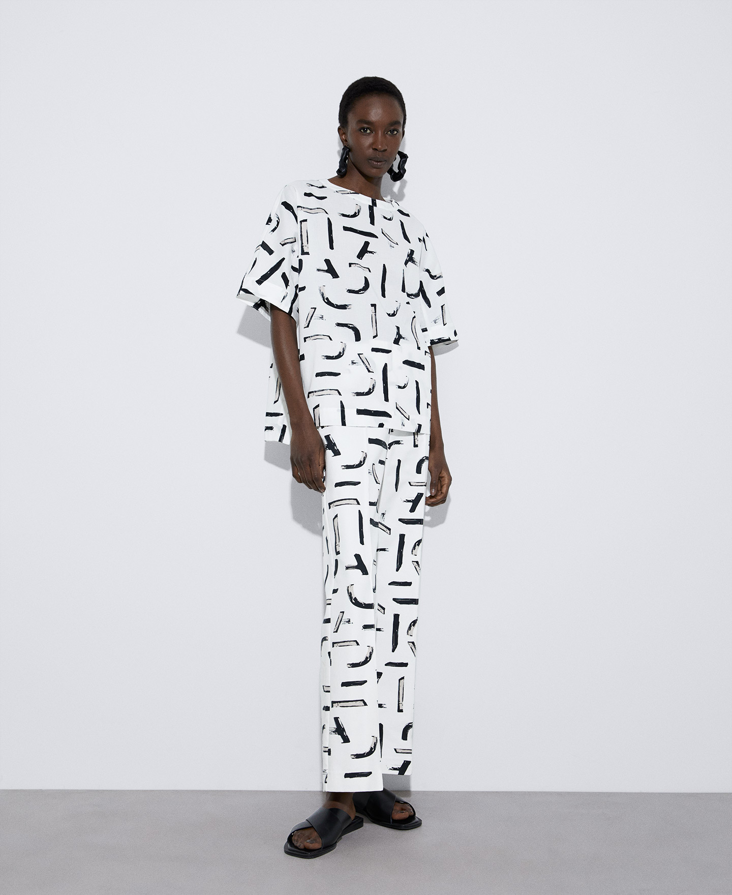 Straight printed trousers image number 1