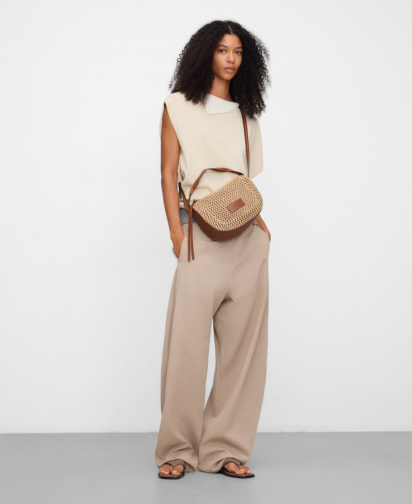 Mini-Bowlingtasche Dorna mit Raffia-Struktur image number 4