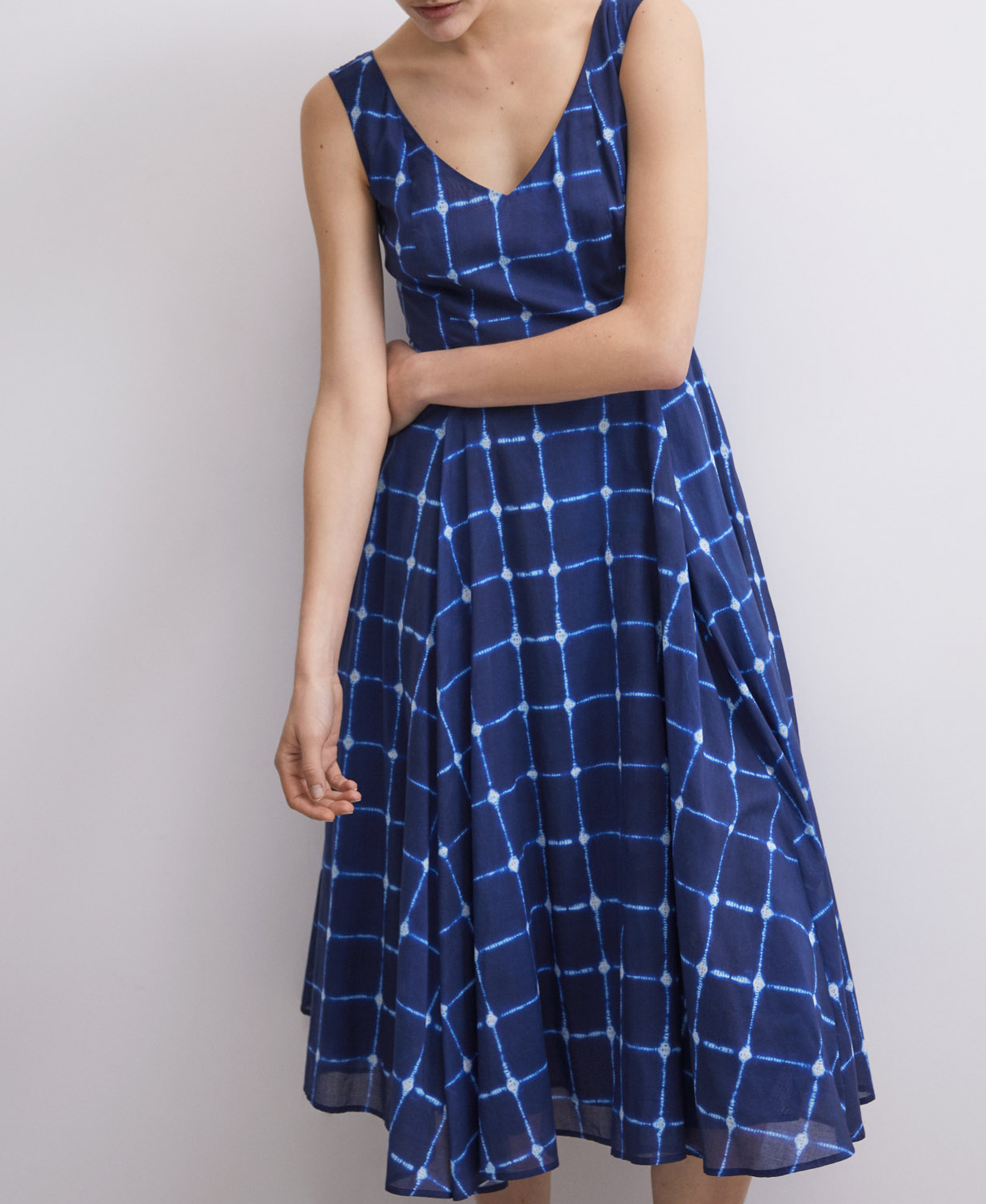 Vestido midi estampado escote pico image number 1