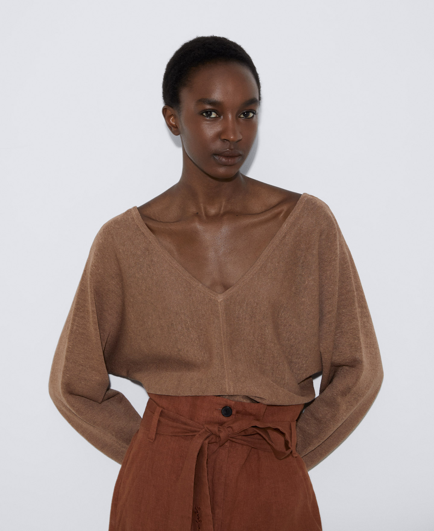 V-neck sweater in linen knit image number 0