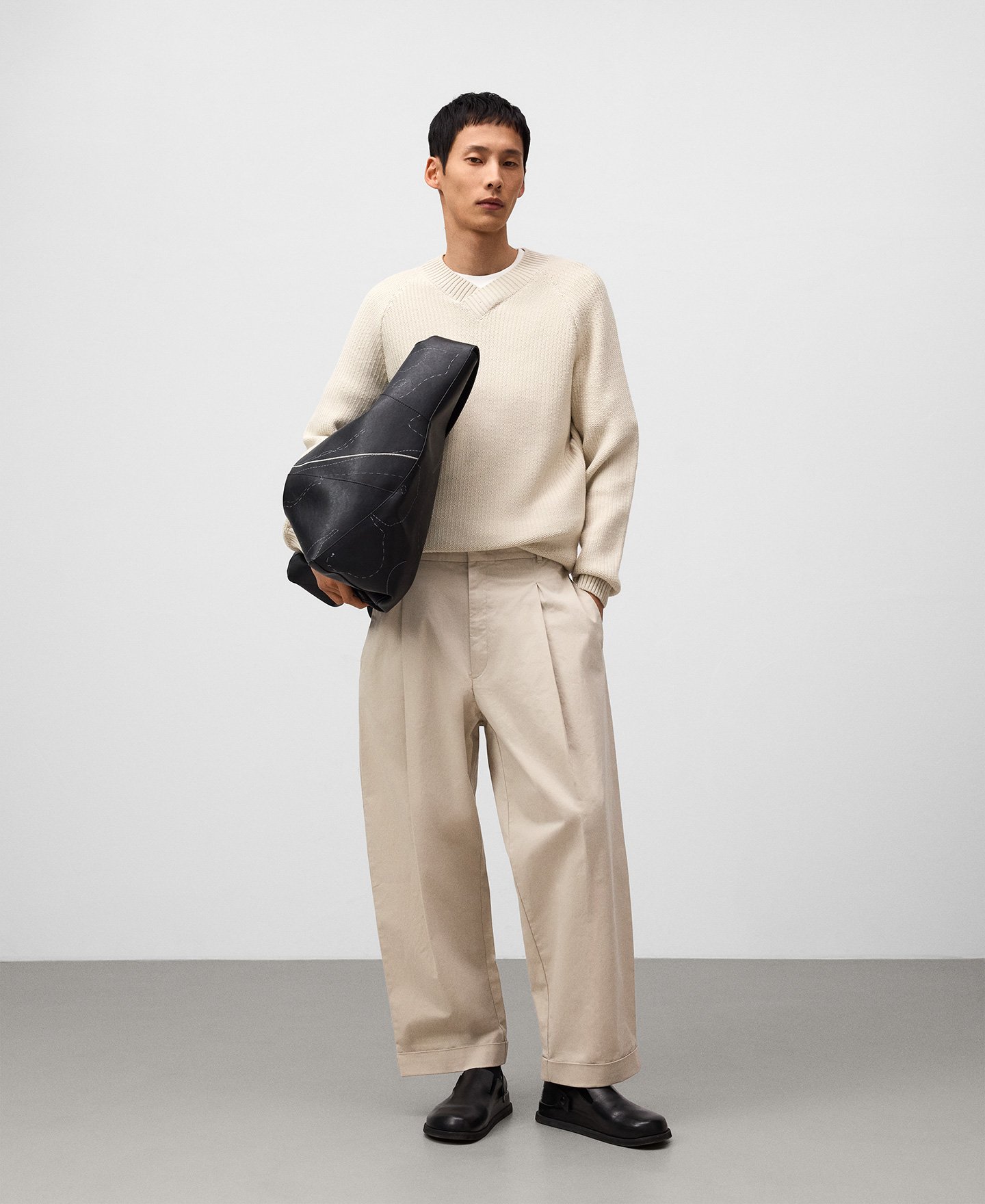 Straight pleated trousers man image number 1