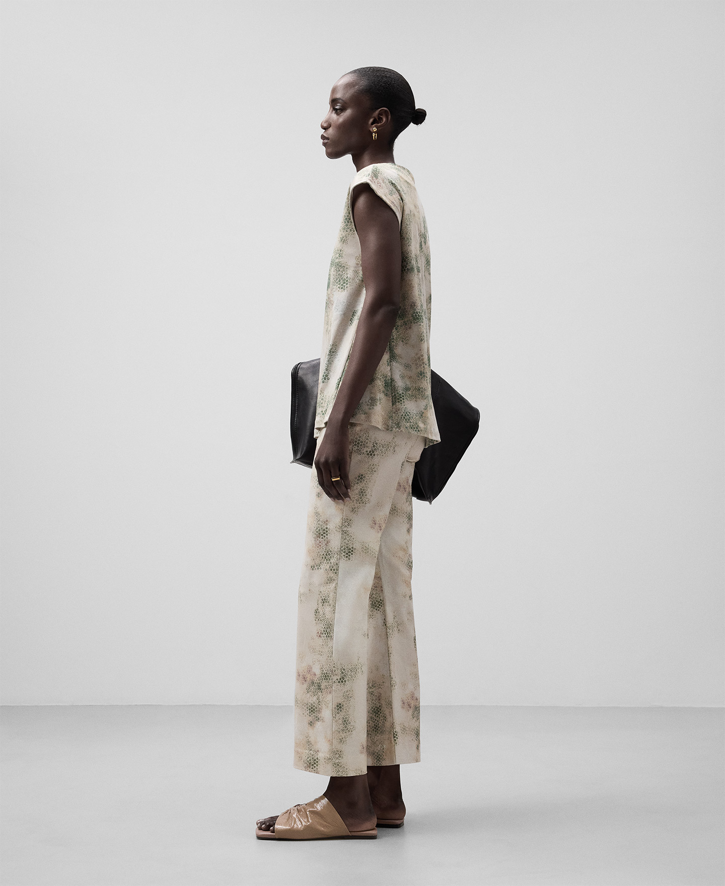 Printed flare trousers woman image number 3