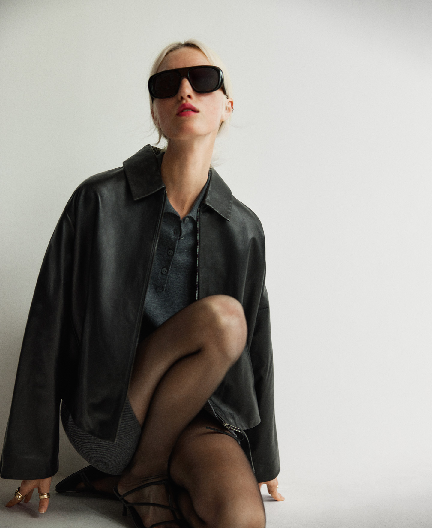 Chaqueta con capa en espalda piel mujer image number 4