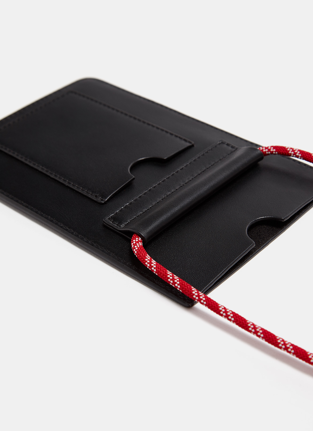 Funda de móvil en piel logotipada image number 1