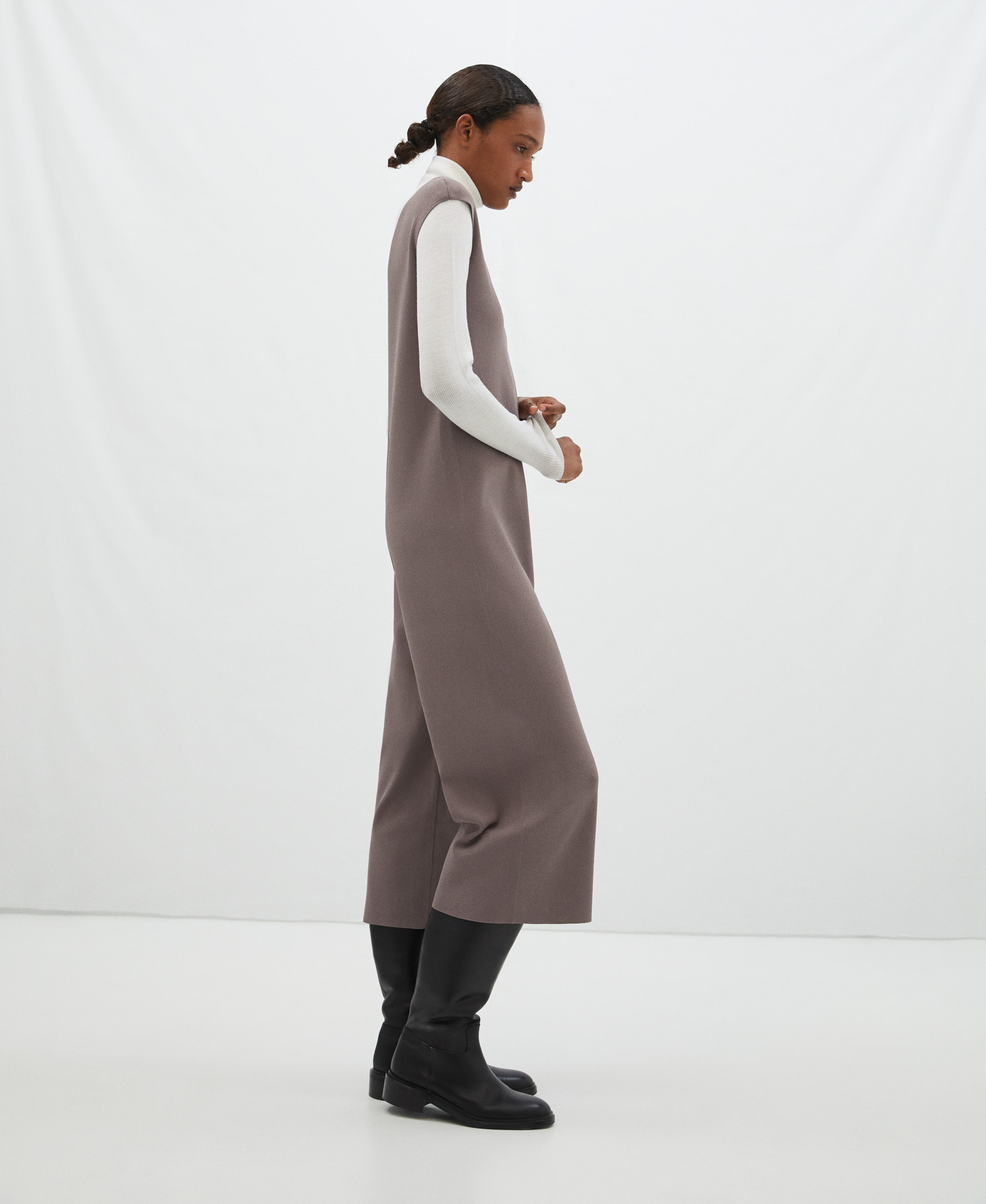 V-neck and straight leg jumpsuit image number 3