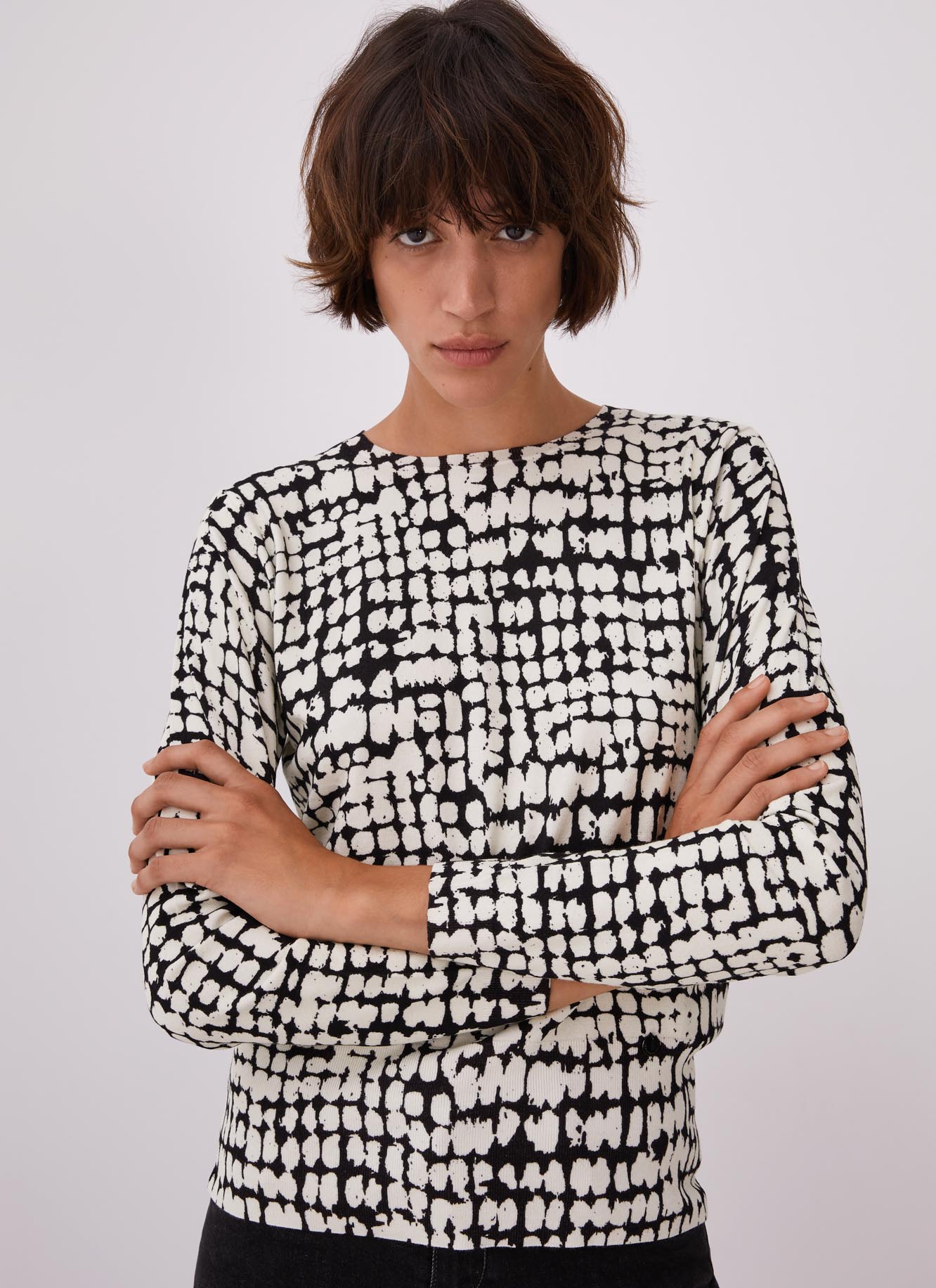 Viscose sweater with blurred dots image number 0