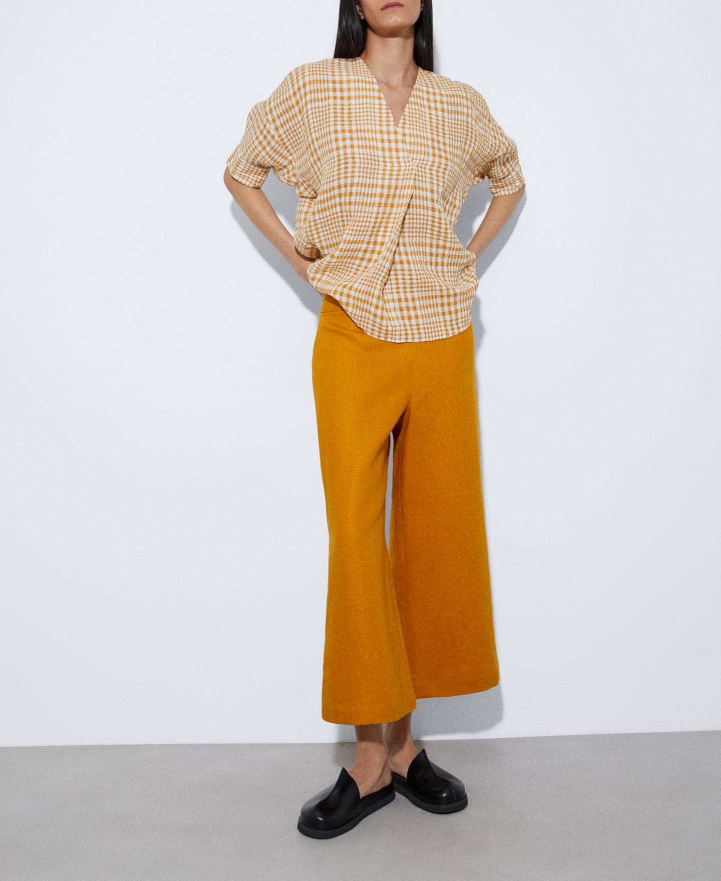 V-neck linen and cotton shirt image number 1