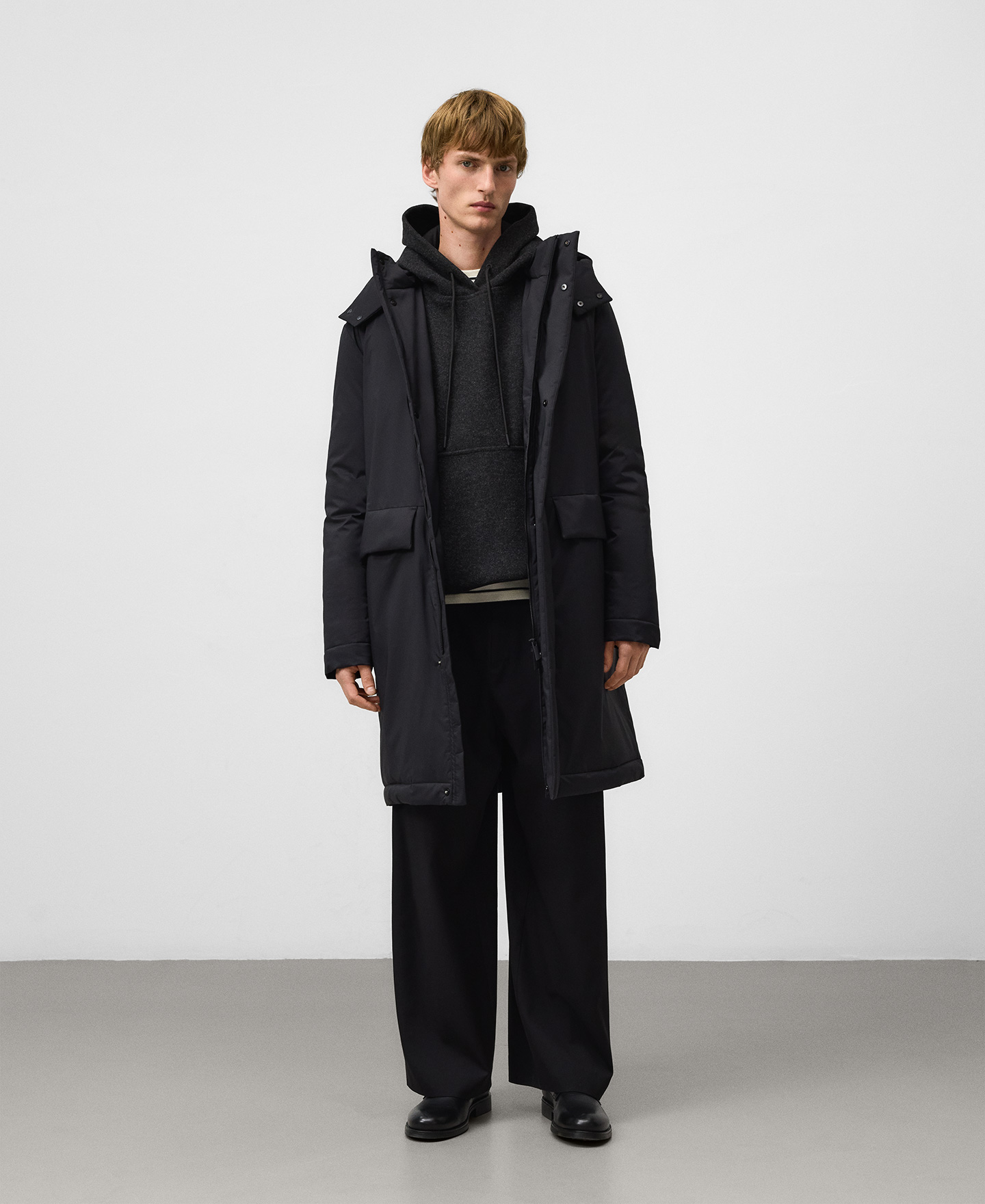Parka larga con capucha hombre image number 1