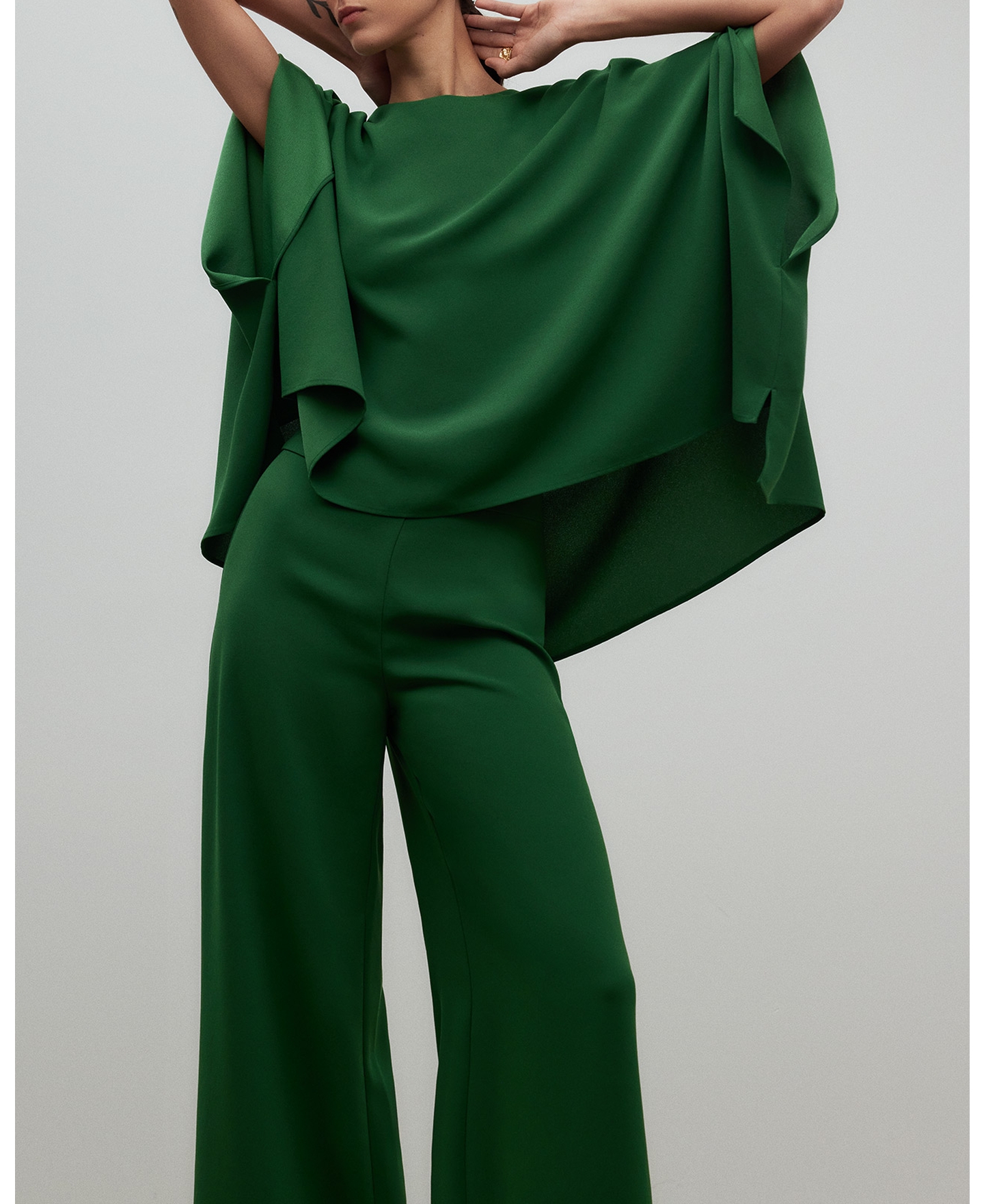 Pantal&oacute;n pierna ancha verde mujer image number 3