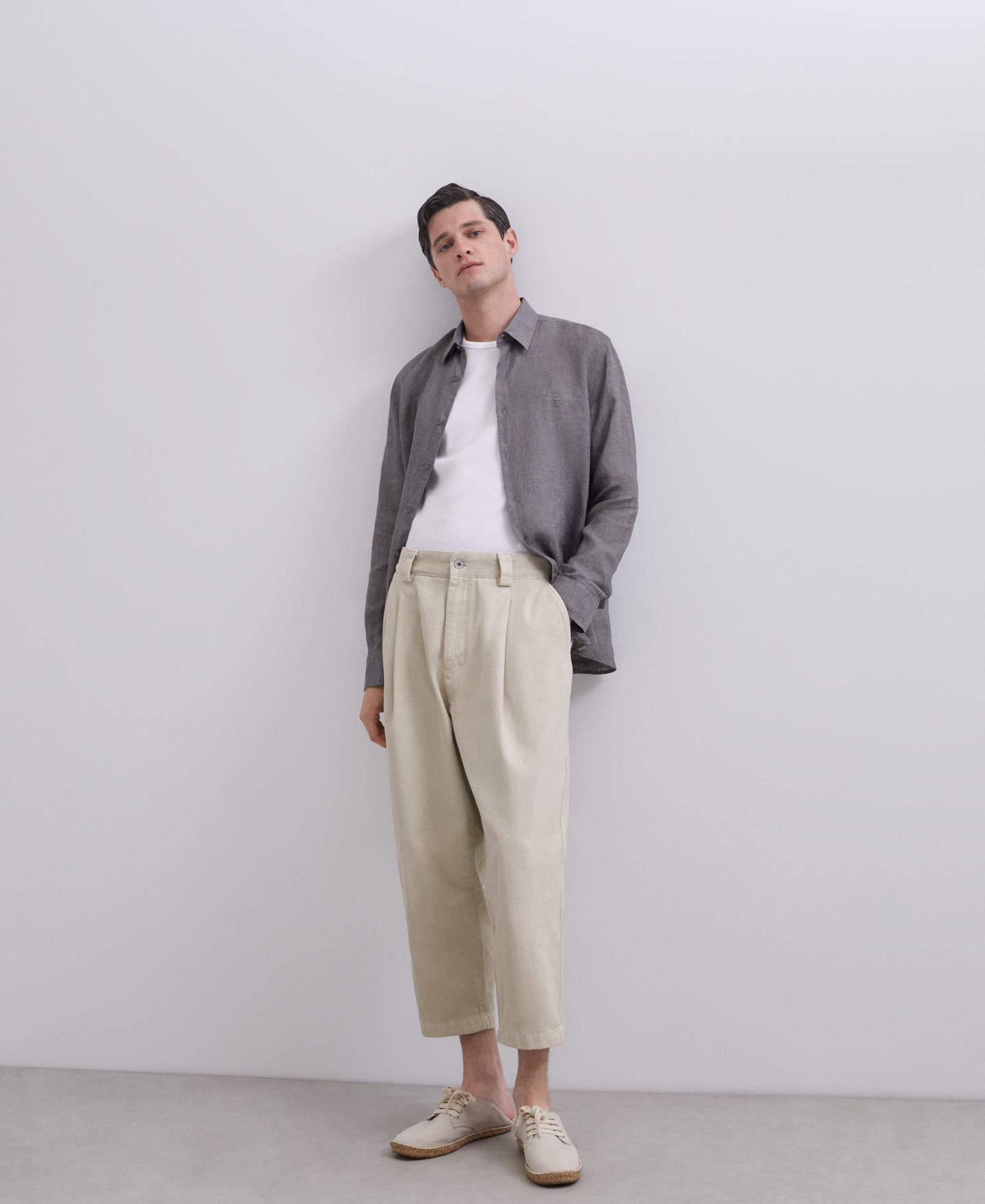 White linen shirt with shirt collar image number 3