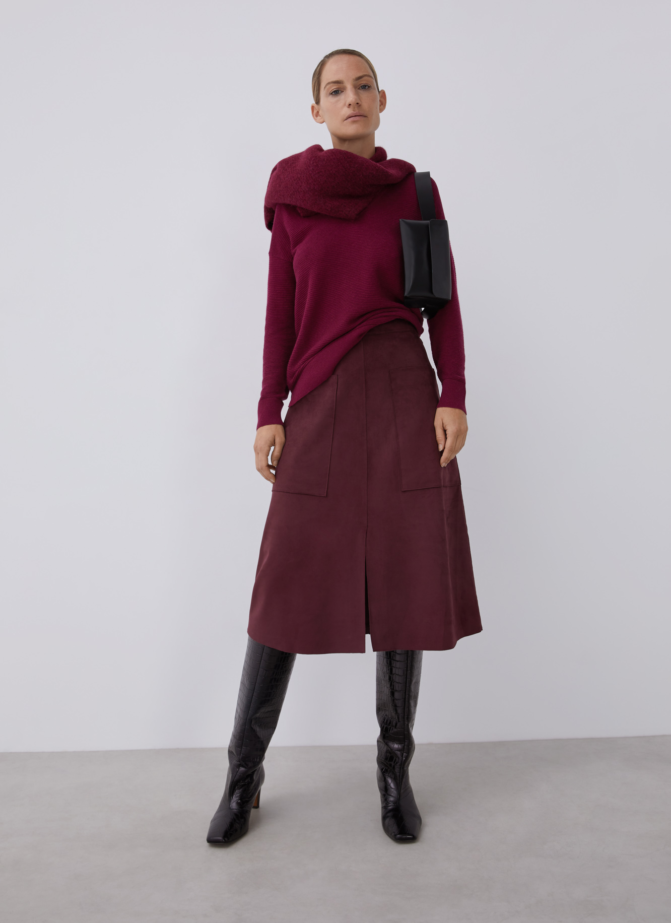 Jersey escote pico en lana merino image number 4