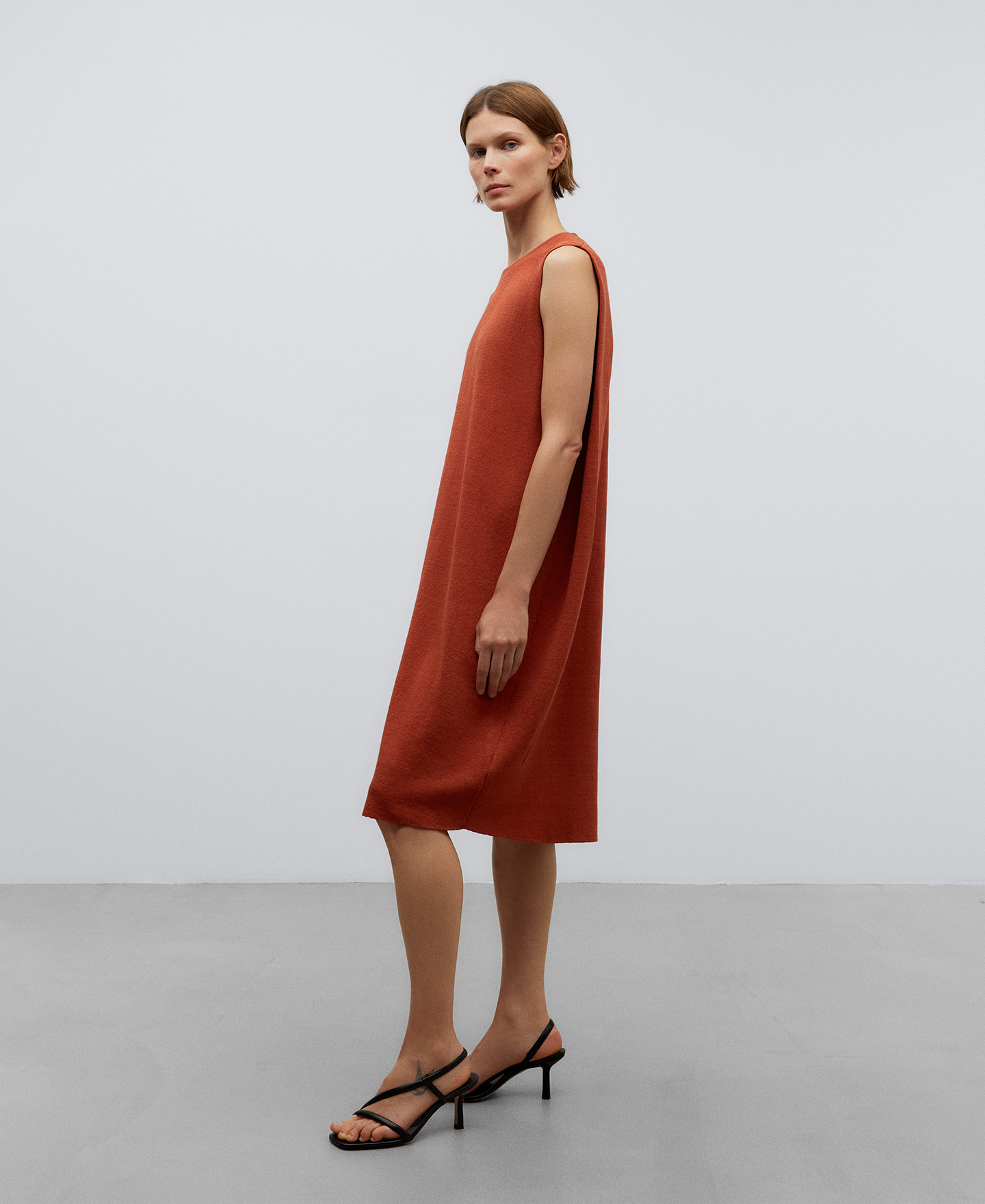 Red sleeveless dress woman image number 3