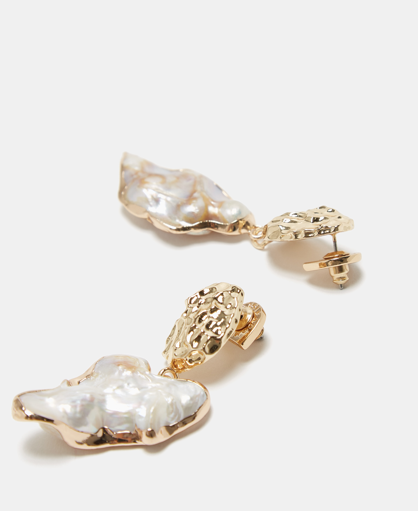 Chain and natural pearl earrings image number 2