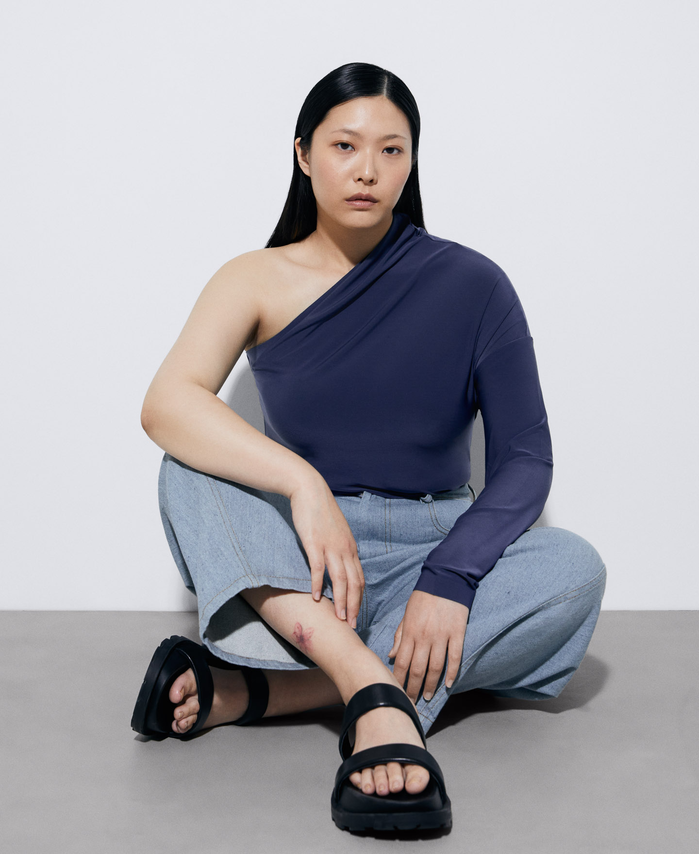Asymmetric neckline t-shirt image number 3