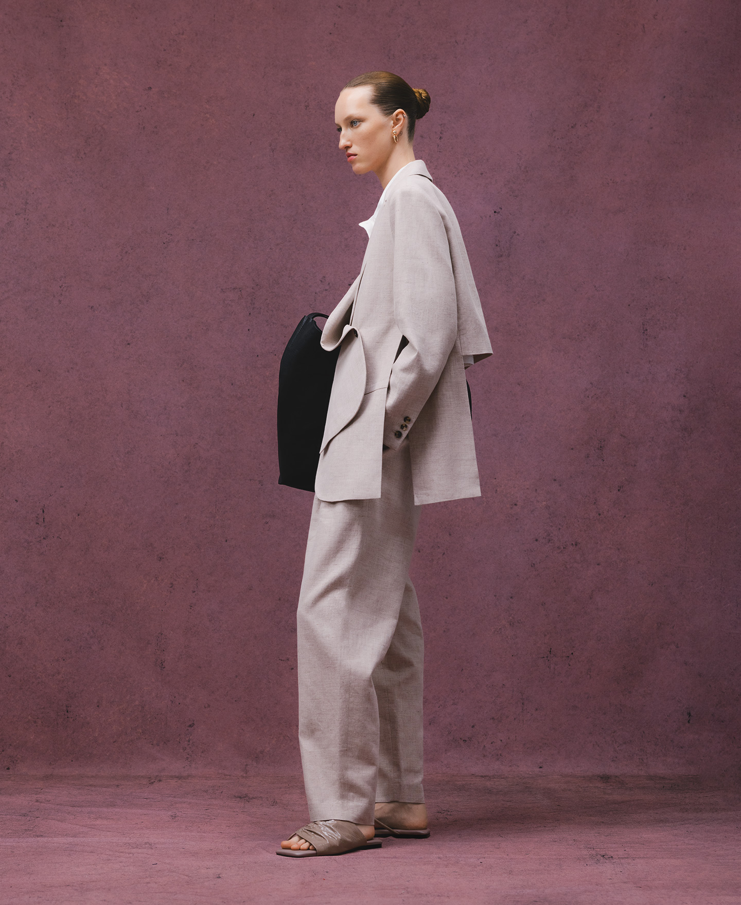 Linen blend barrel fit trousers woman image number 2