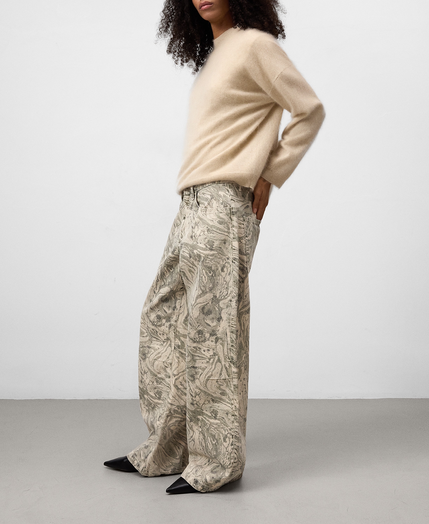 Pantal&oacute;n ancho denim estampado image number 4