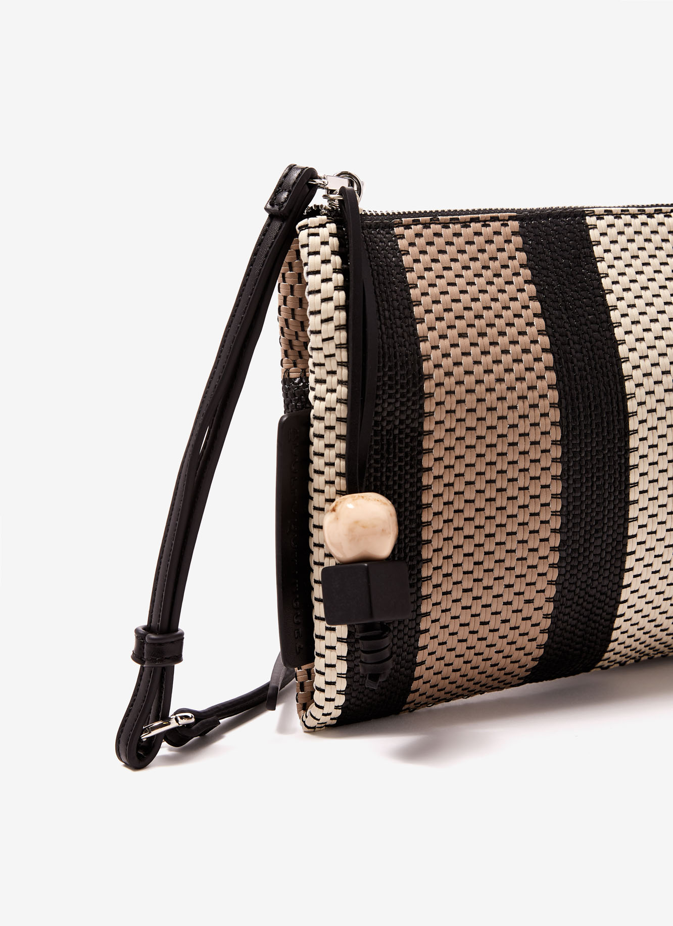Clutch de rayas en efecto rafia image number 1