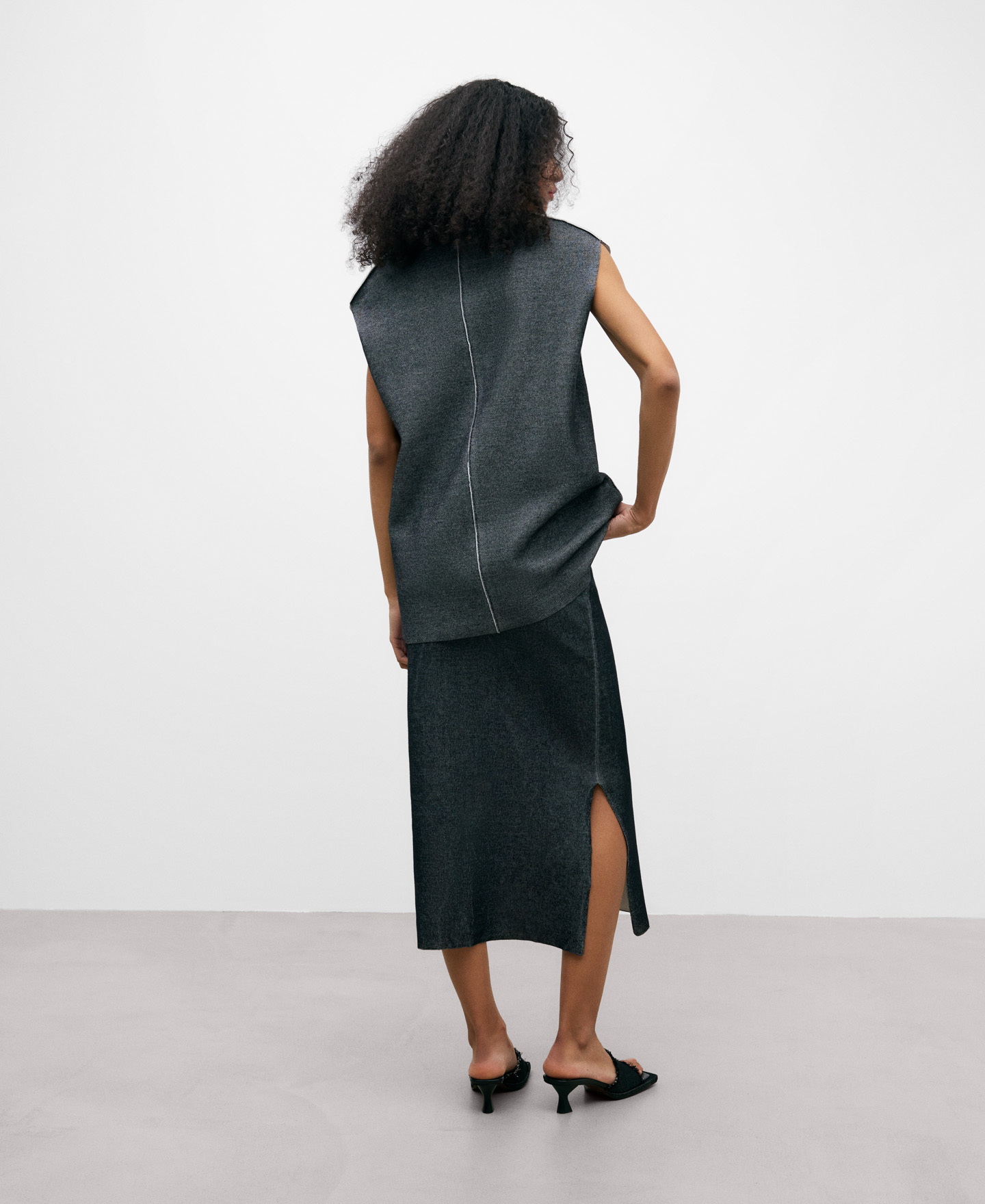 Two-tone knitted waistcoat woman image number 2