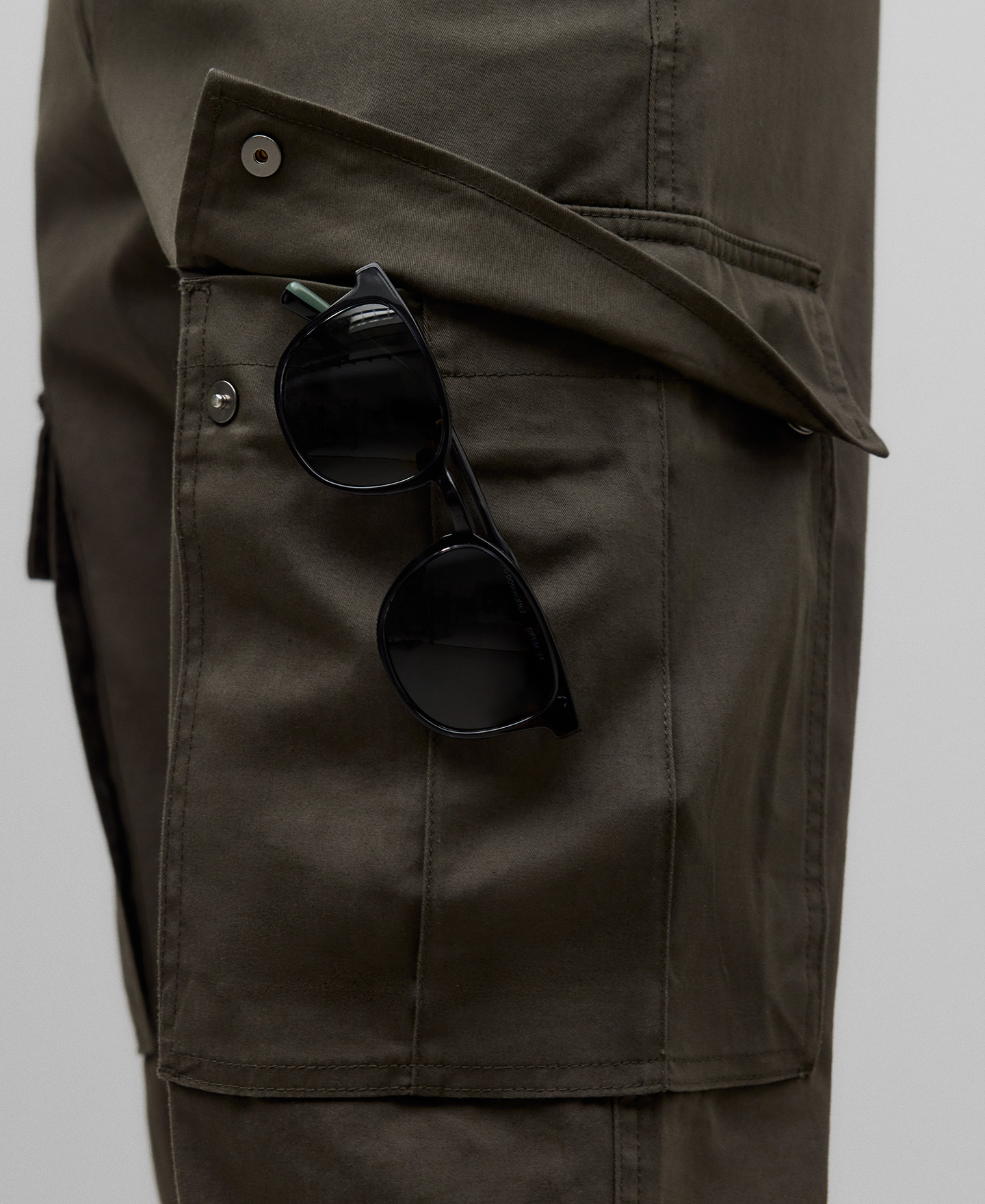 Green cotton cargo trousers man image number 3