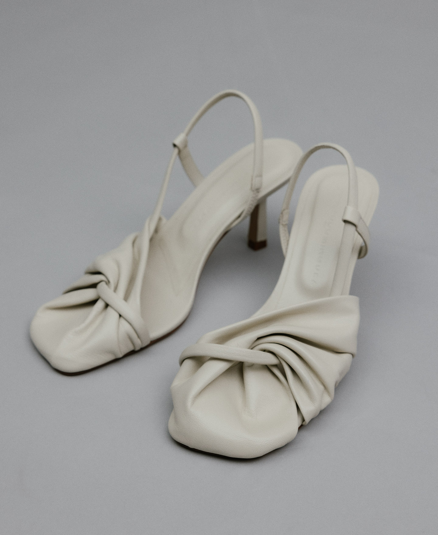 Sandalia de tac&oacute;n con frunces mujer image number 3