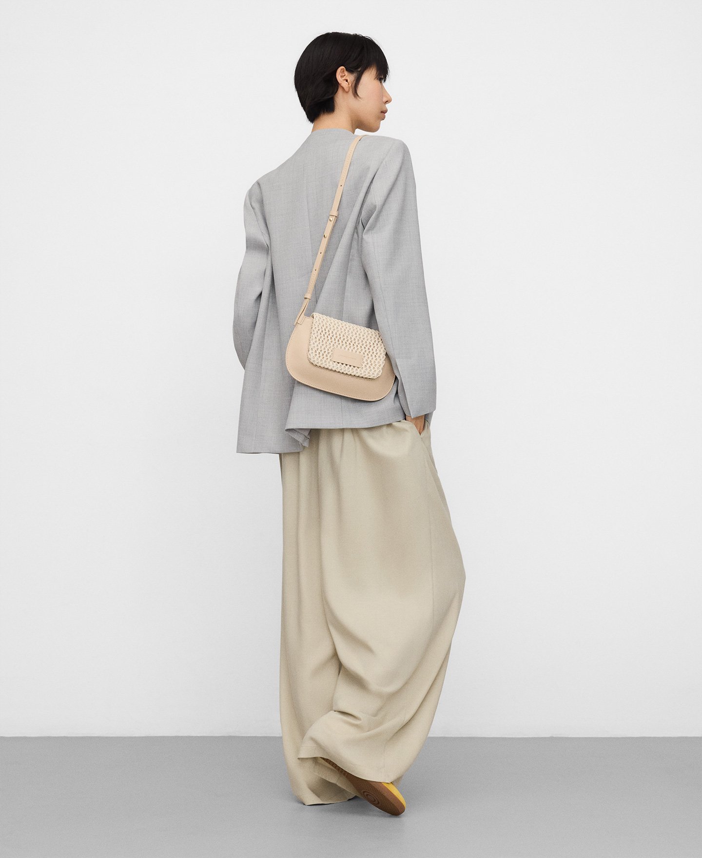 Mini-Umh&auml;ngetasche Dorna mit Raffia-Struktur image number 4