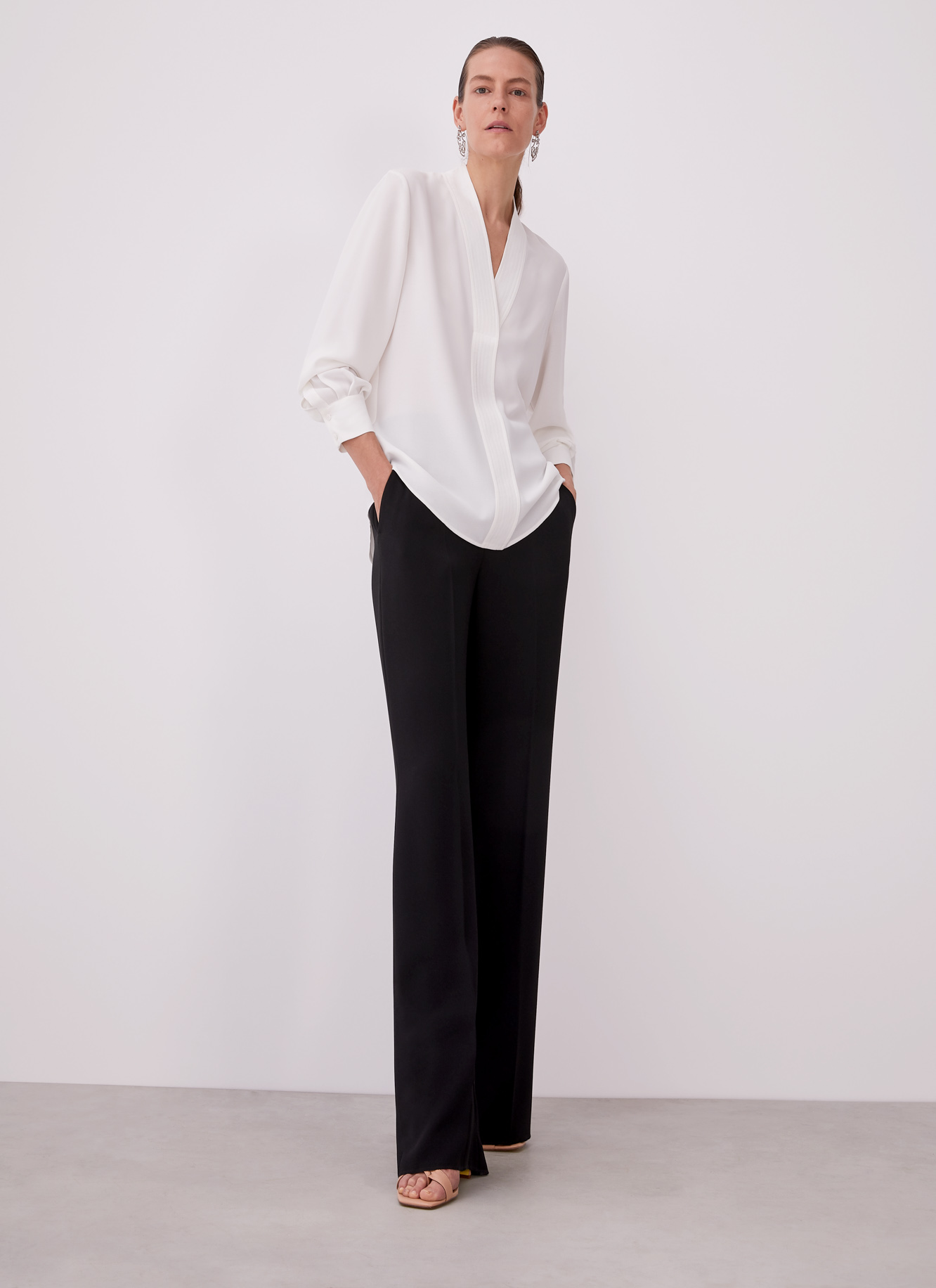 Camisa fluida con escote pico image number 4