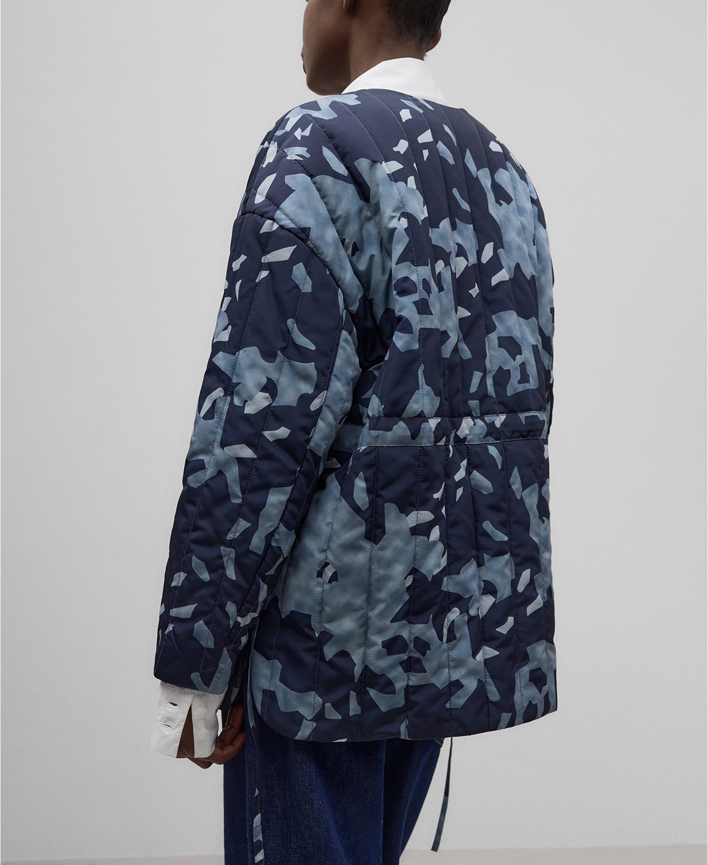 Chaqueta acolchada con bufanda mujer image number 2