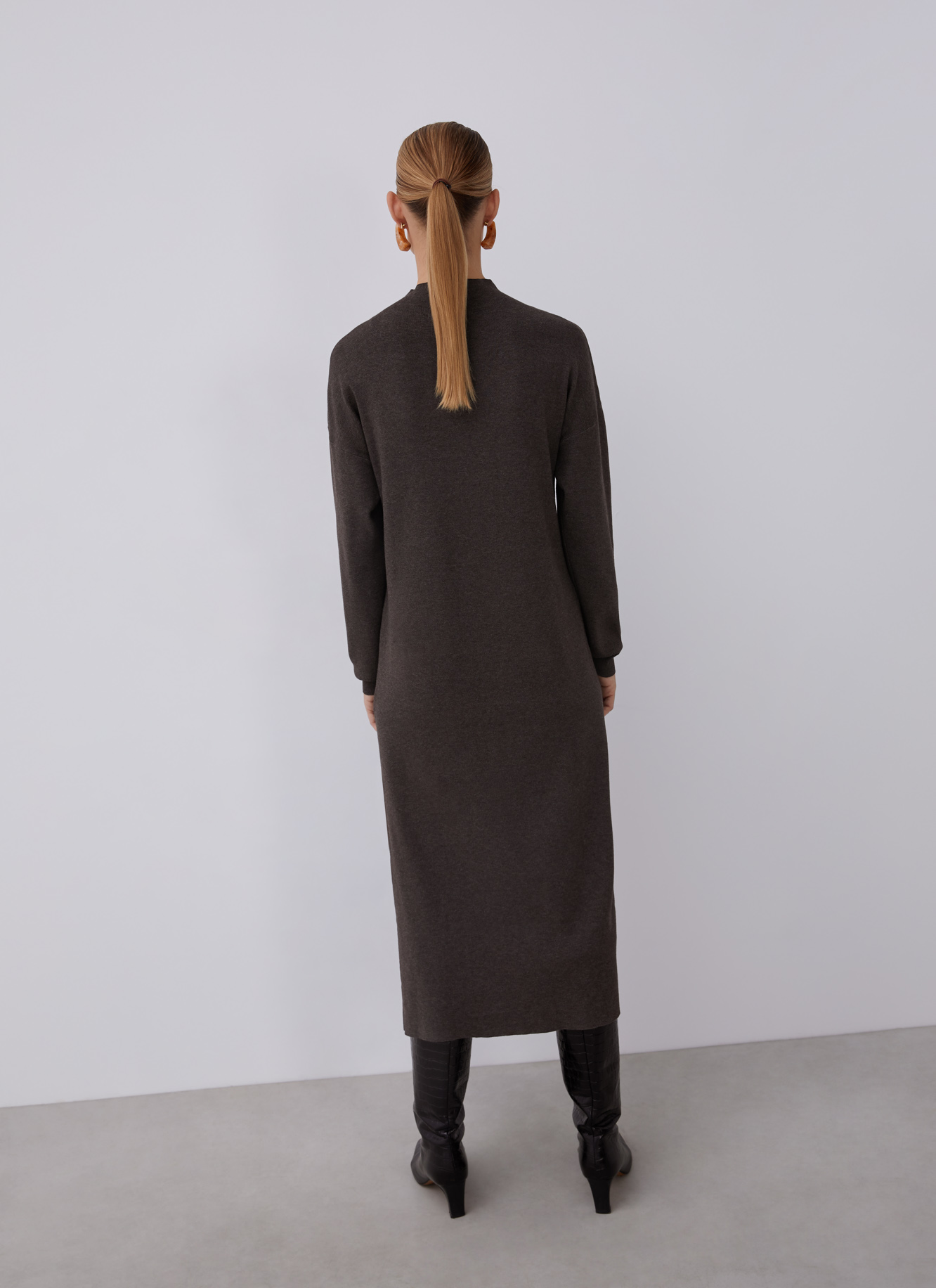 Wide dress in thick-stretch knit image number 1