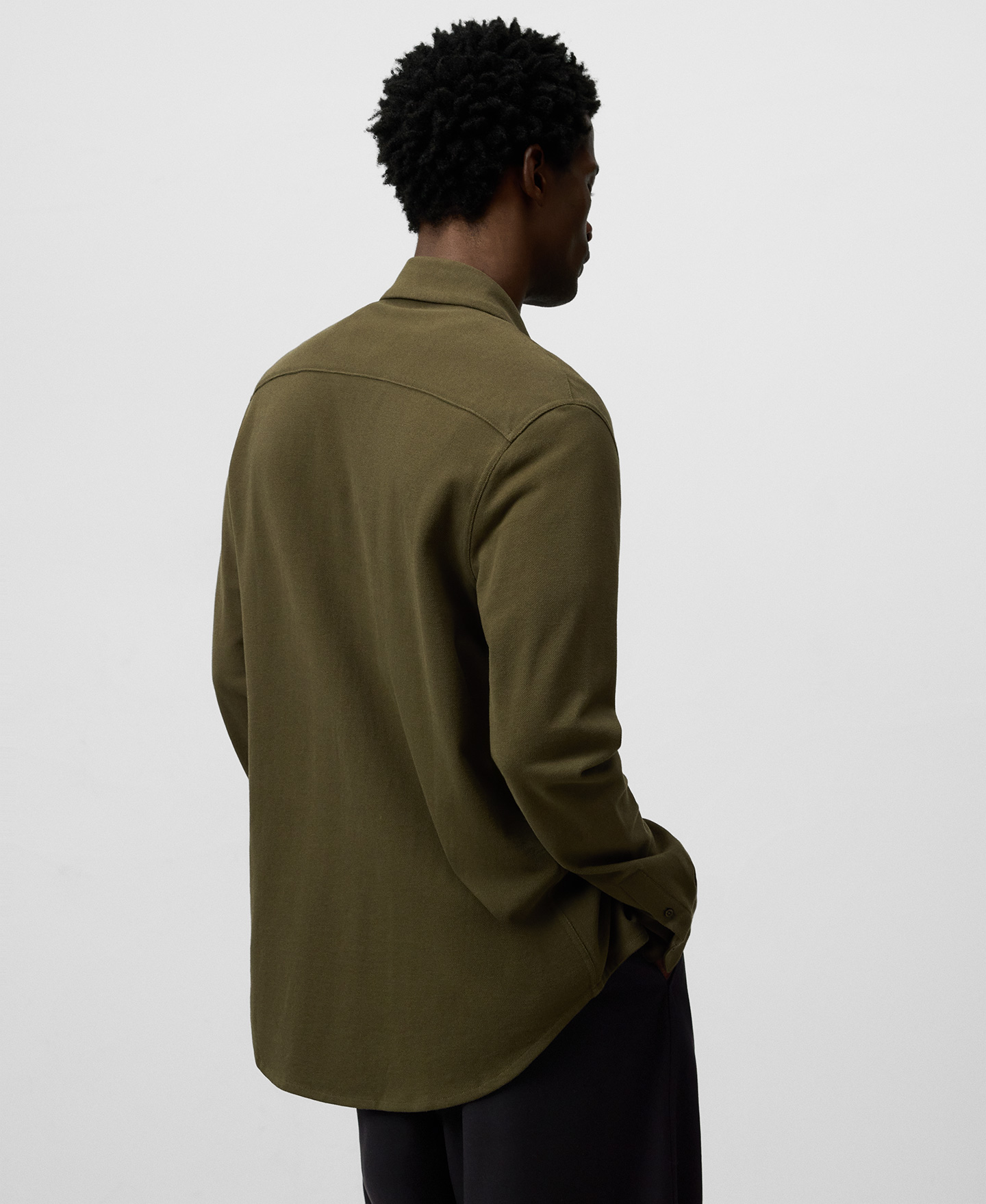 Camisa regular fit cuello solapa hombre image number 2